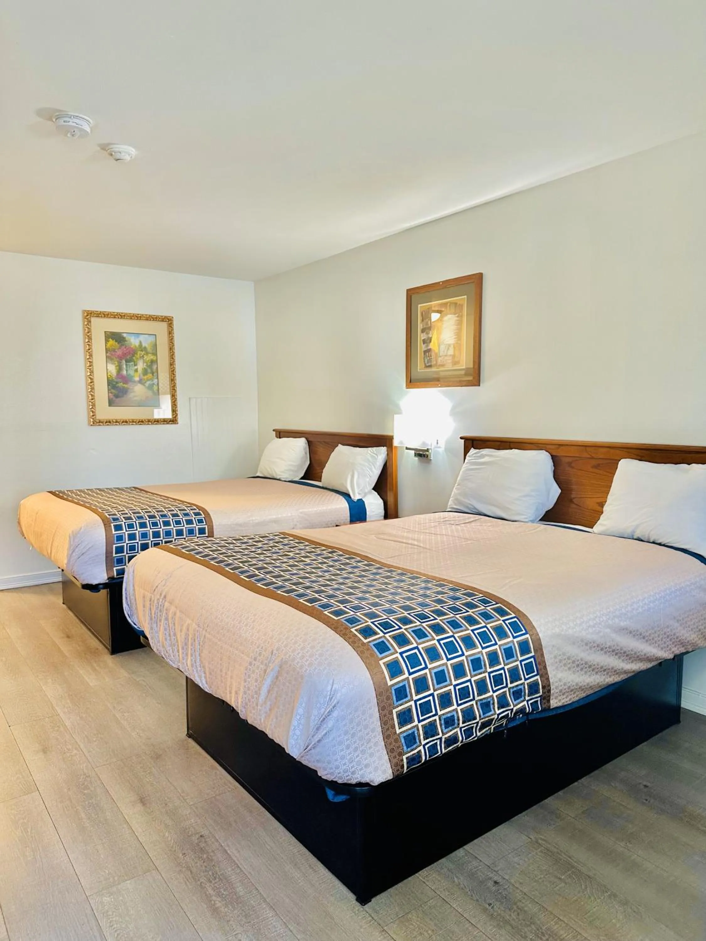 Bed in Hampton Motor Inn