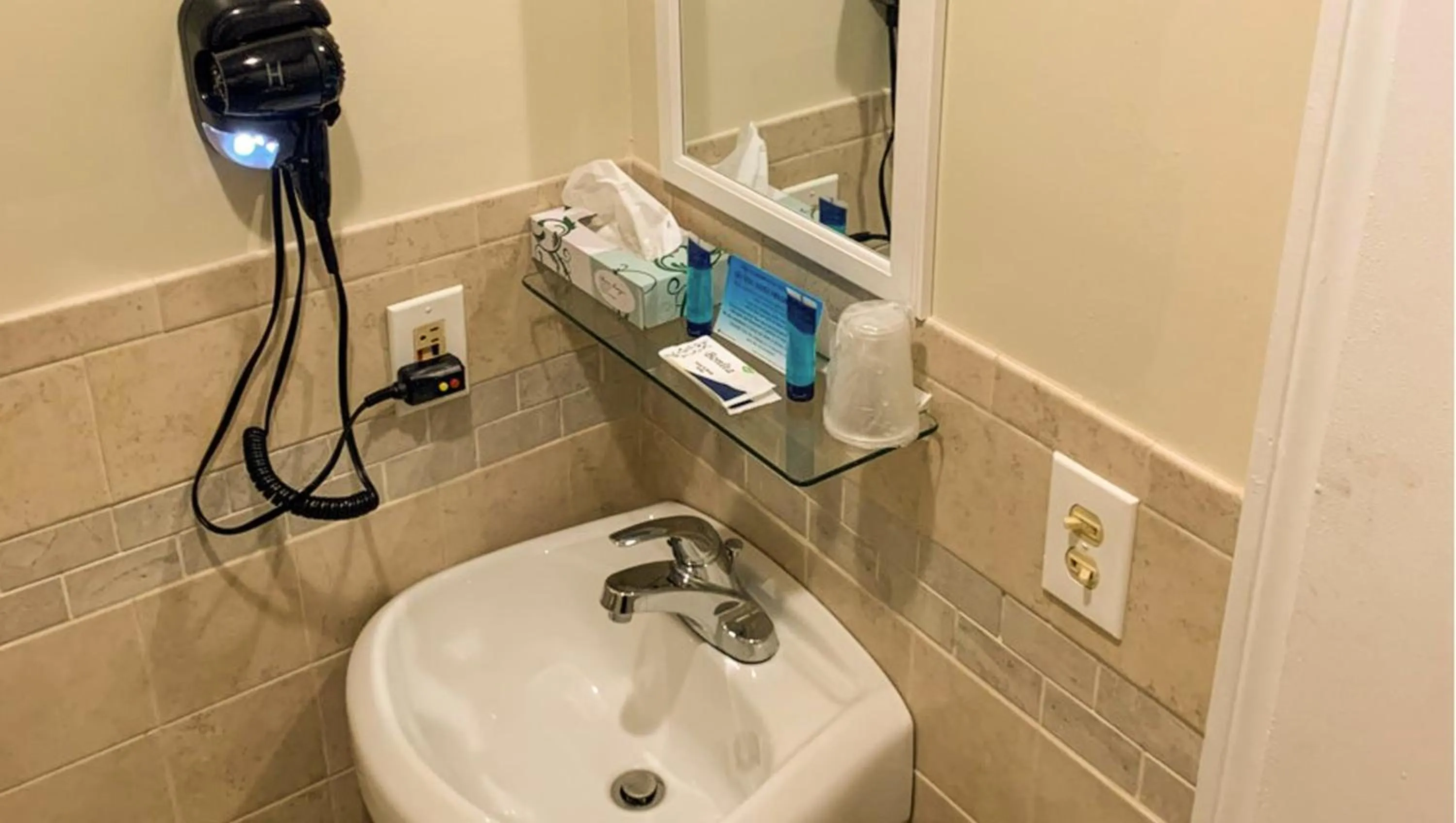 Bathroom in Hampton Motor Inn