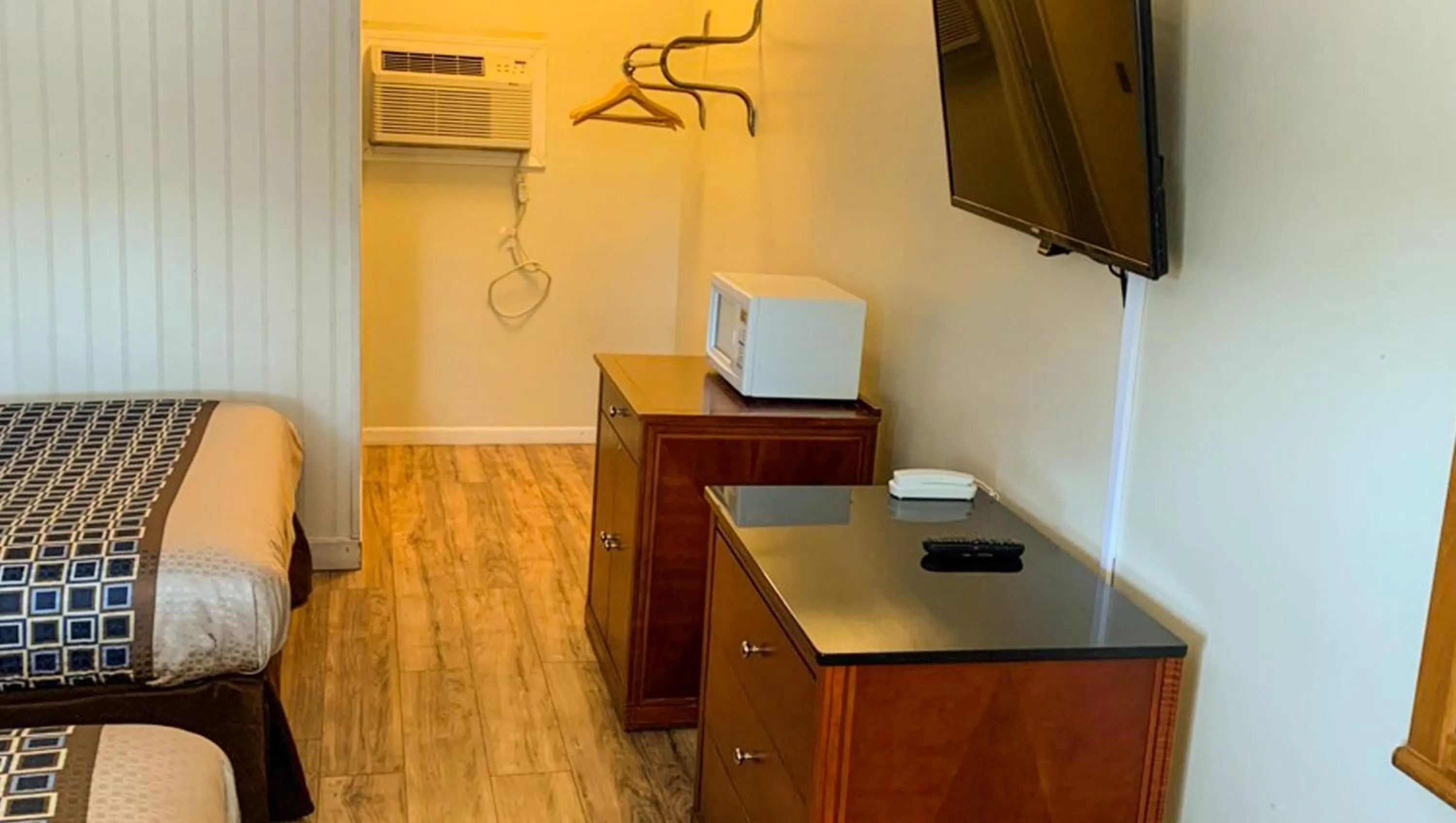 Bedroom in Hampton Motor Inn