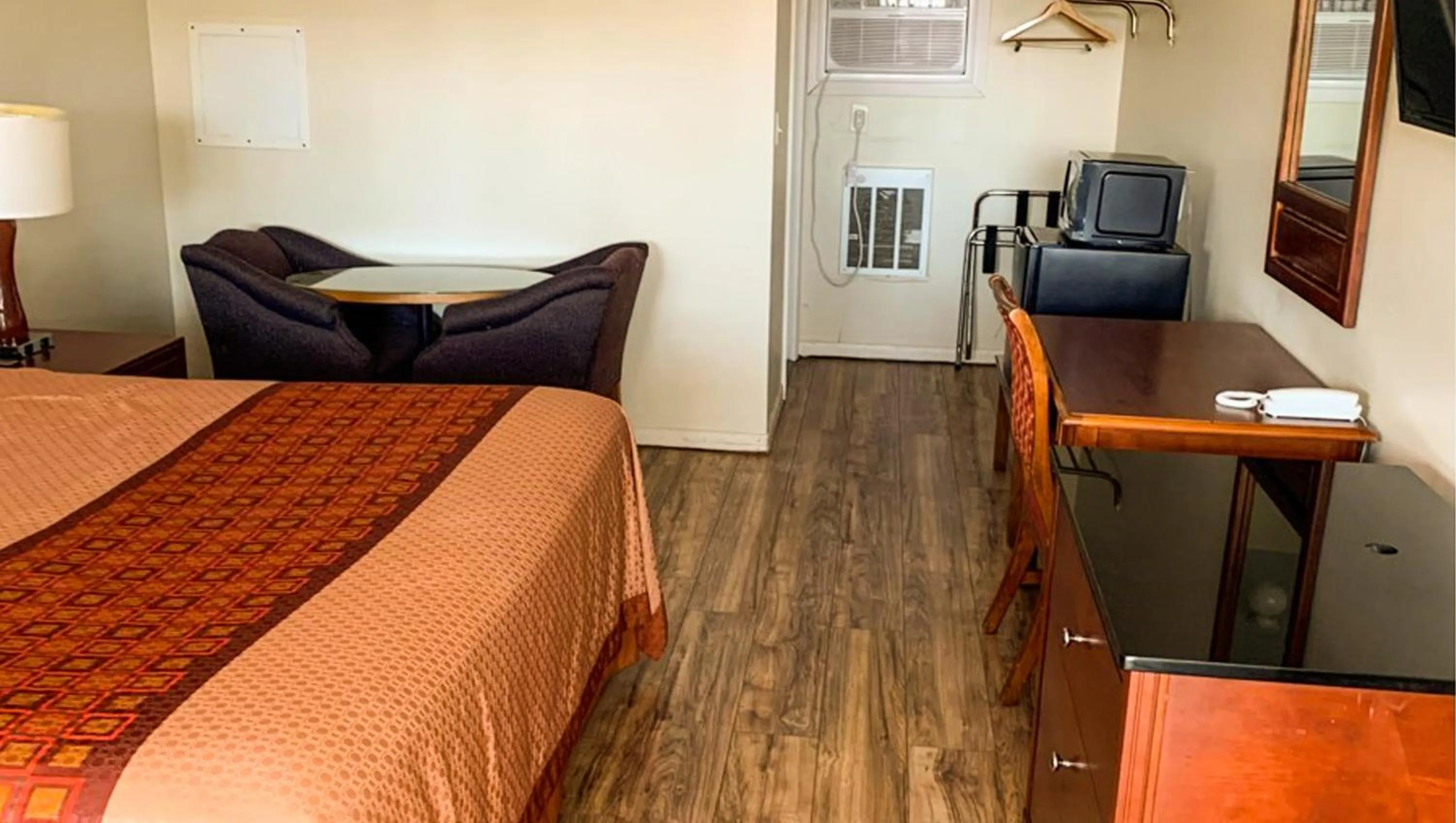 Bedroom, Bed in Hampton Motor Inn