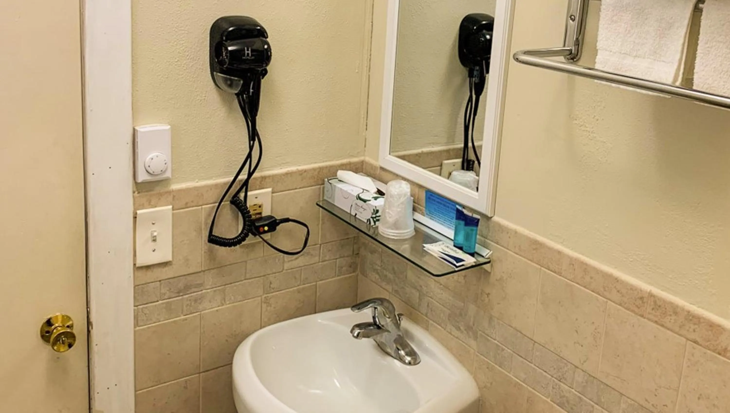 Bathroom in Hampton Motor Inn