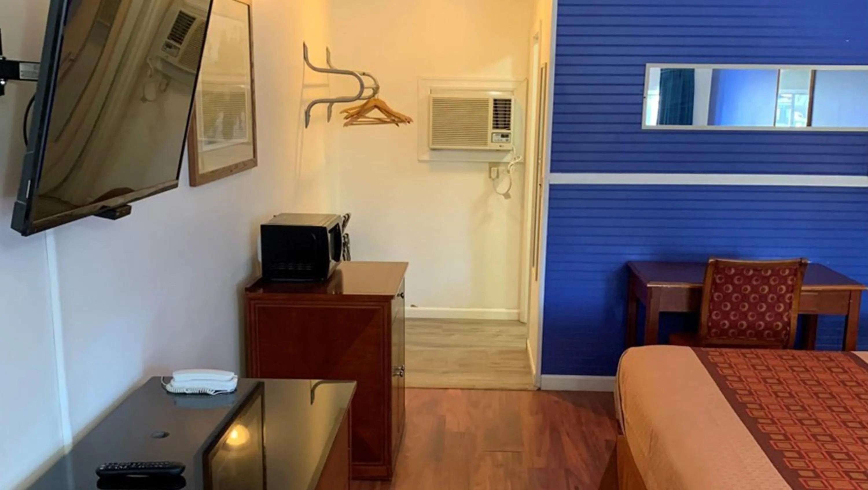 Bedroom in Hampton Motor Inn