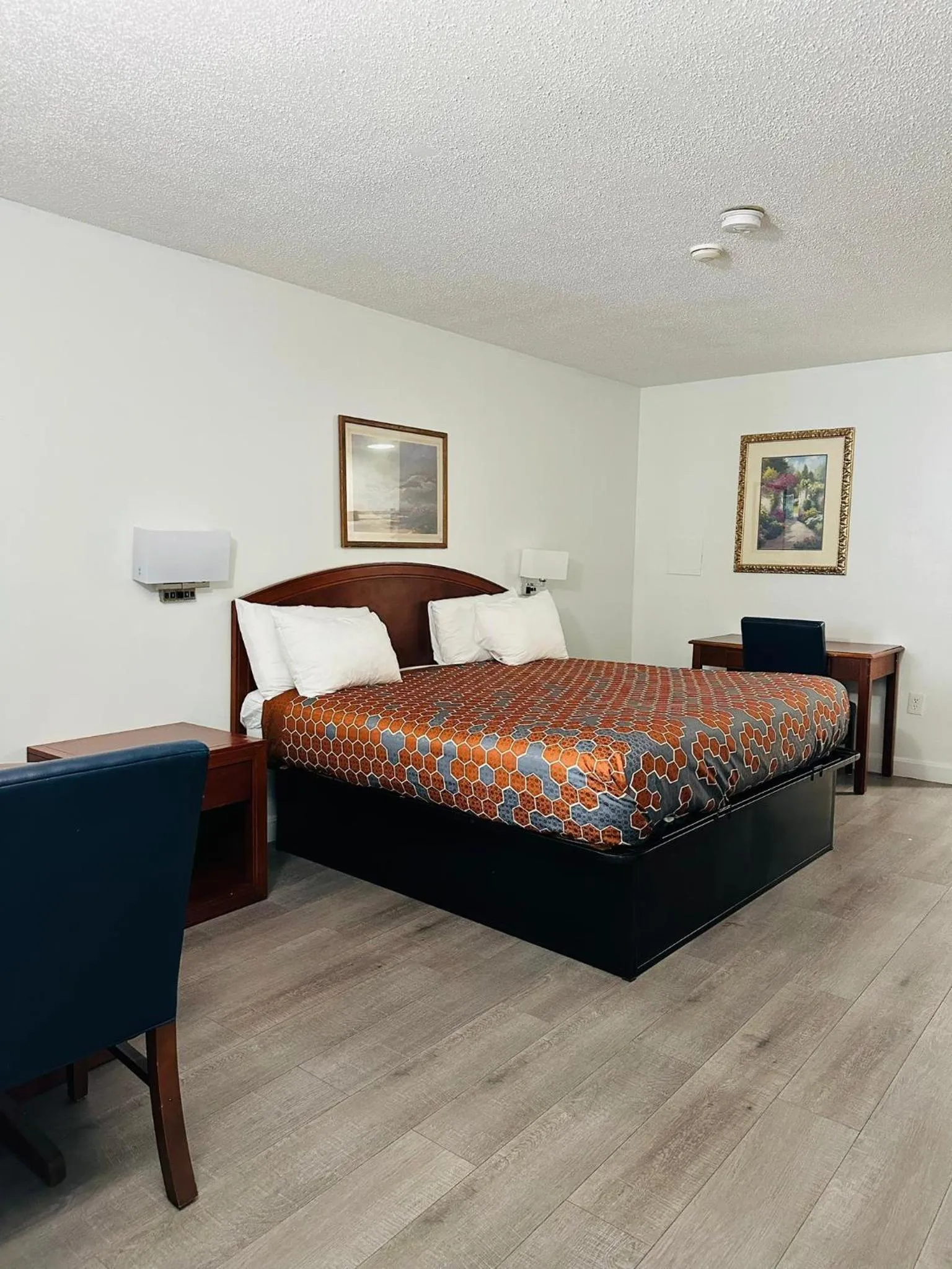 Bed in Hampton Motor Inn