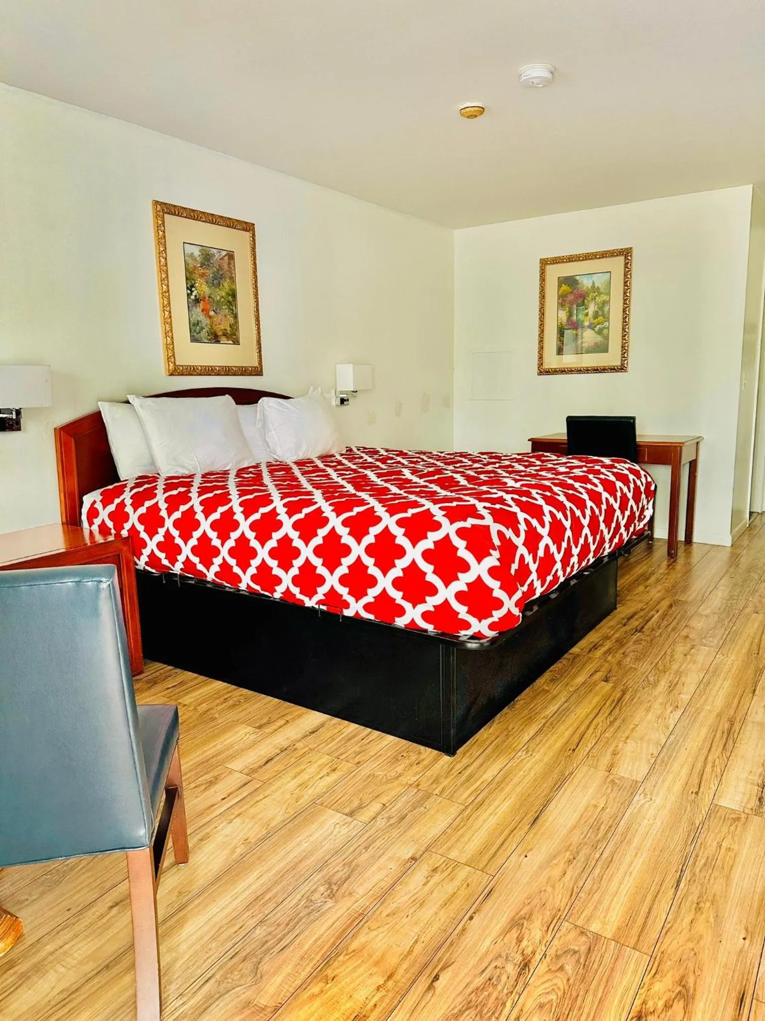 Bed in Hampton Motor Inn