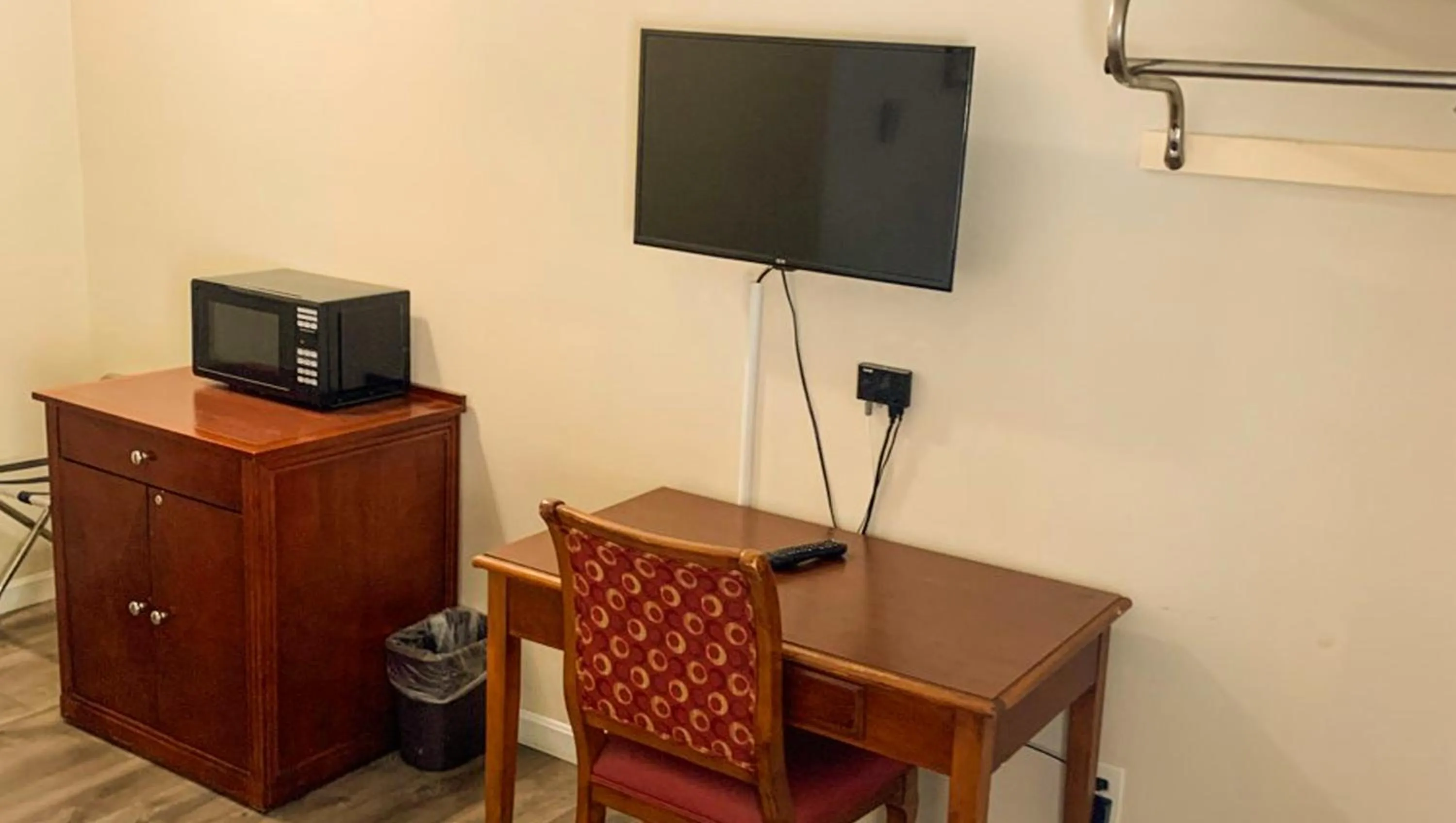 Bedroom in Hampton Motor Inn