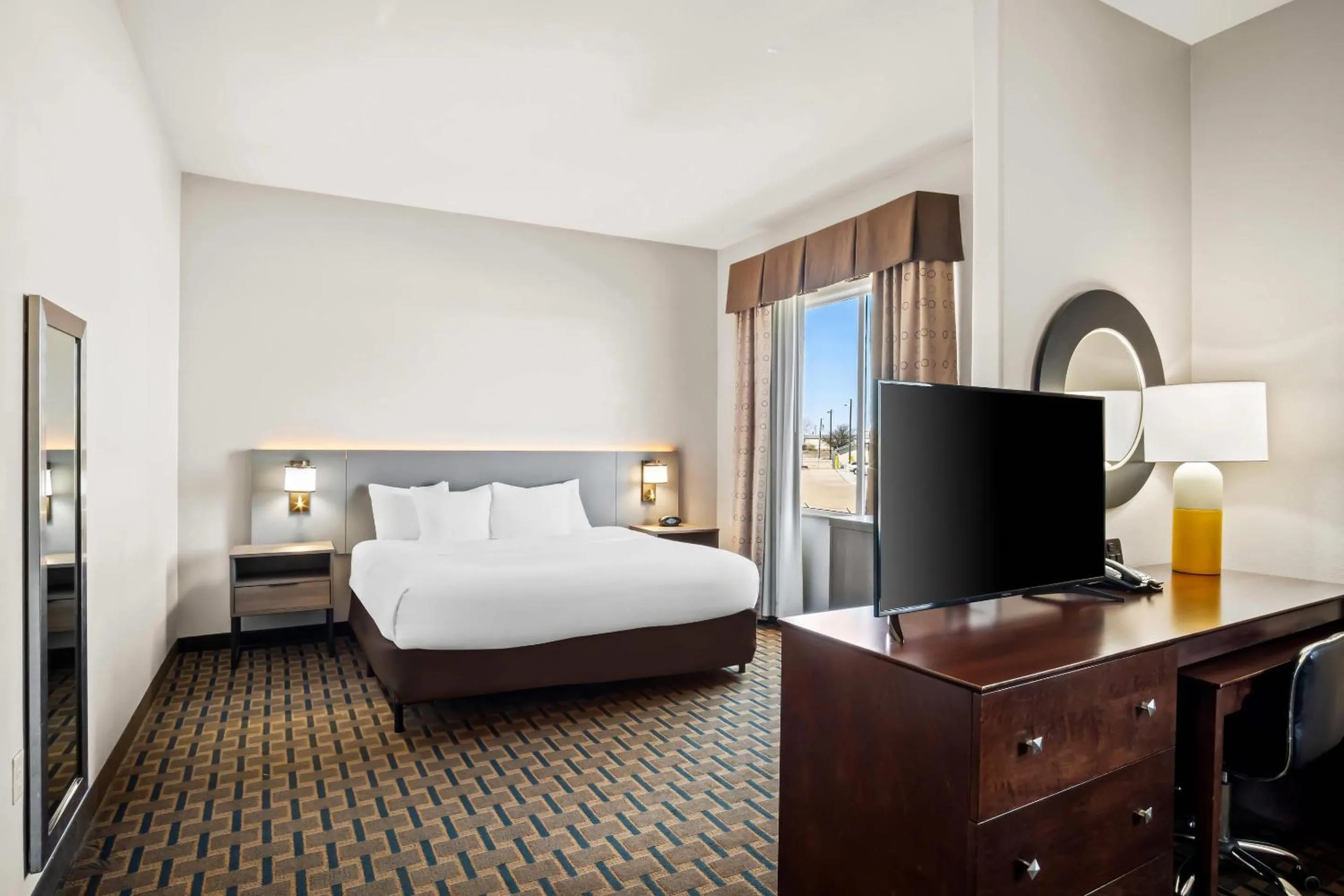 Bedroom, Bed in Comfort Suites Waxahachie - Dallas