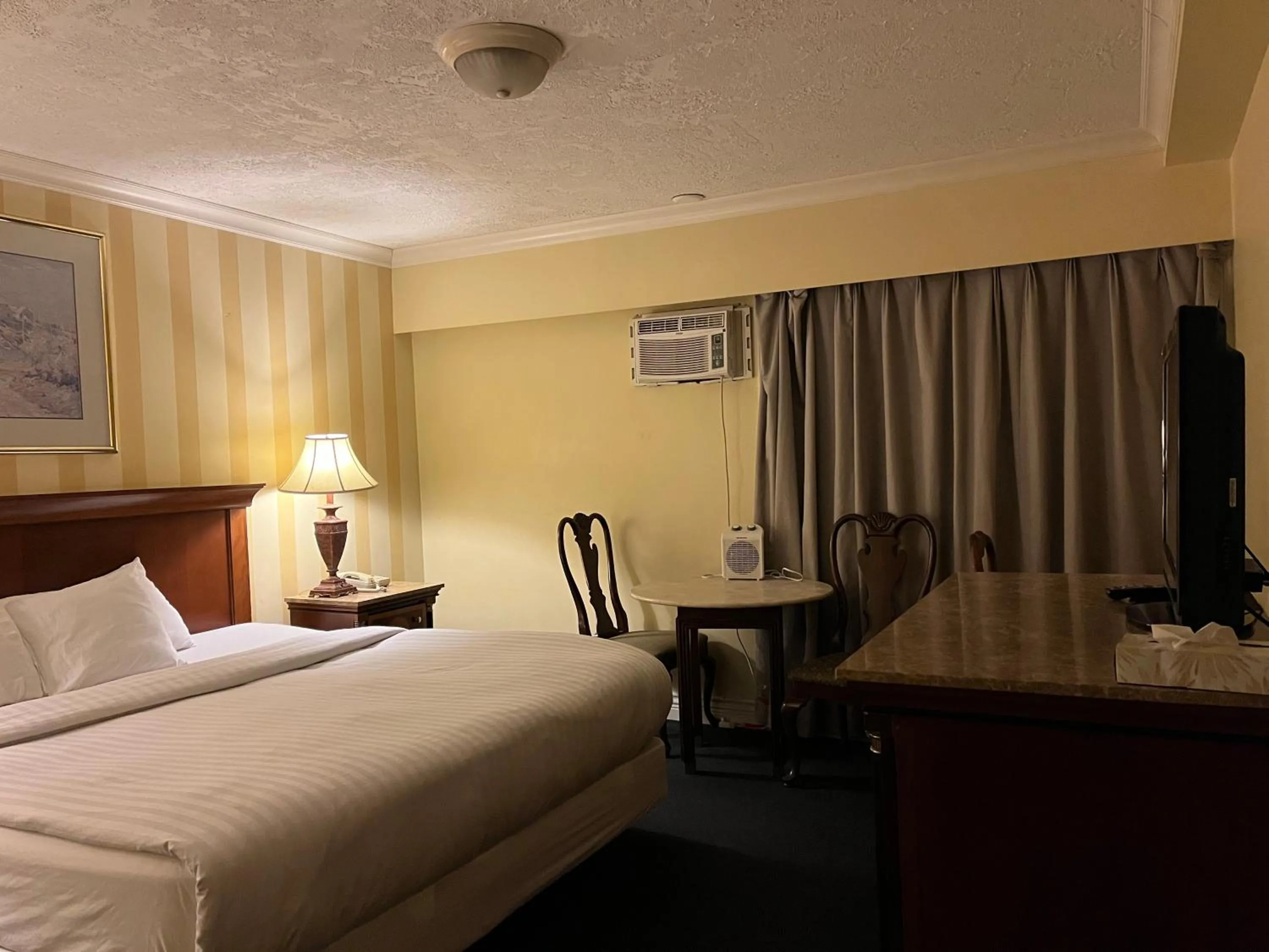 Bed in Island Travel Inn