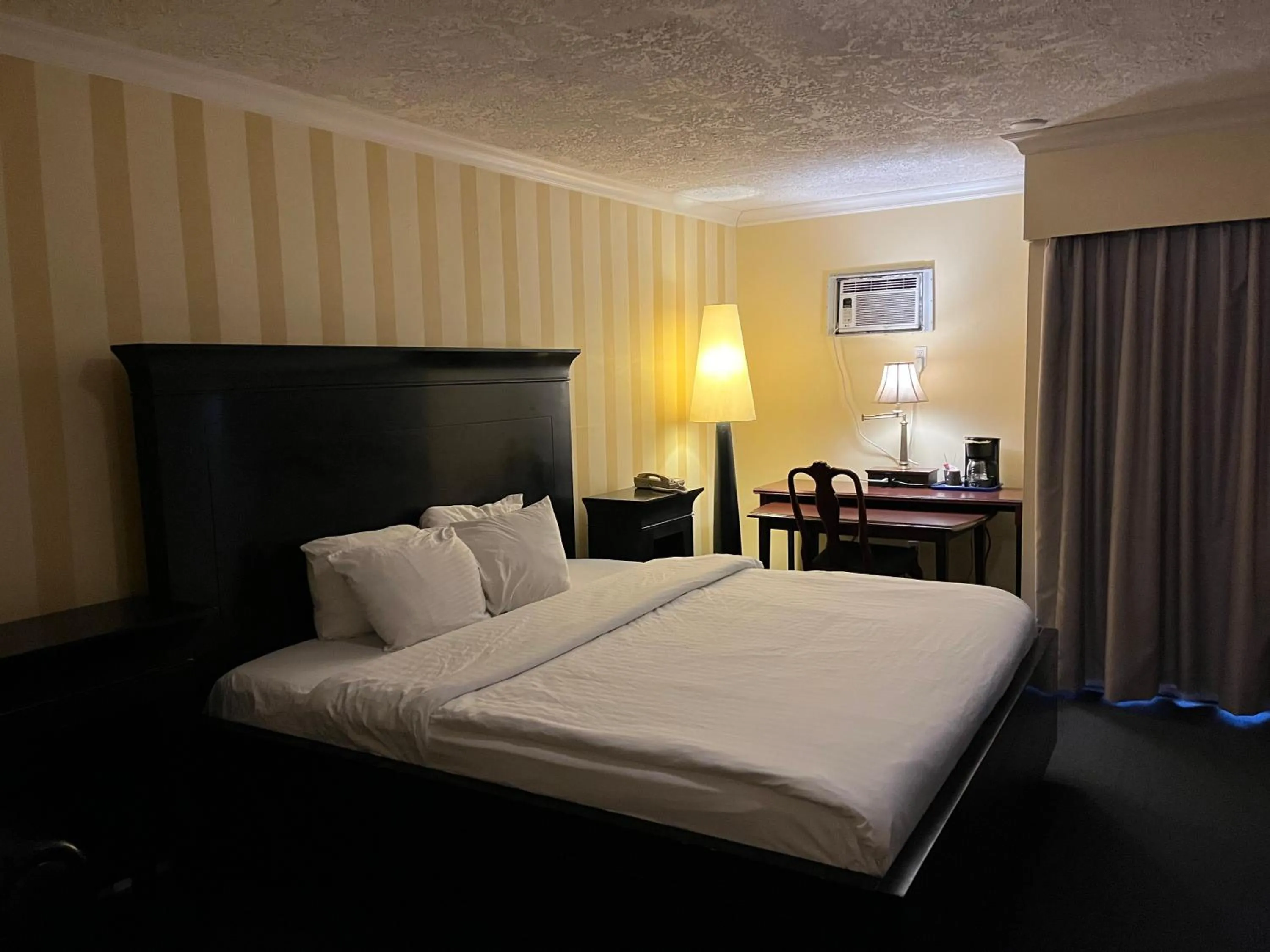 Bed in Island Travel Inn