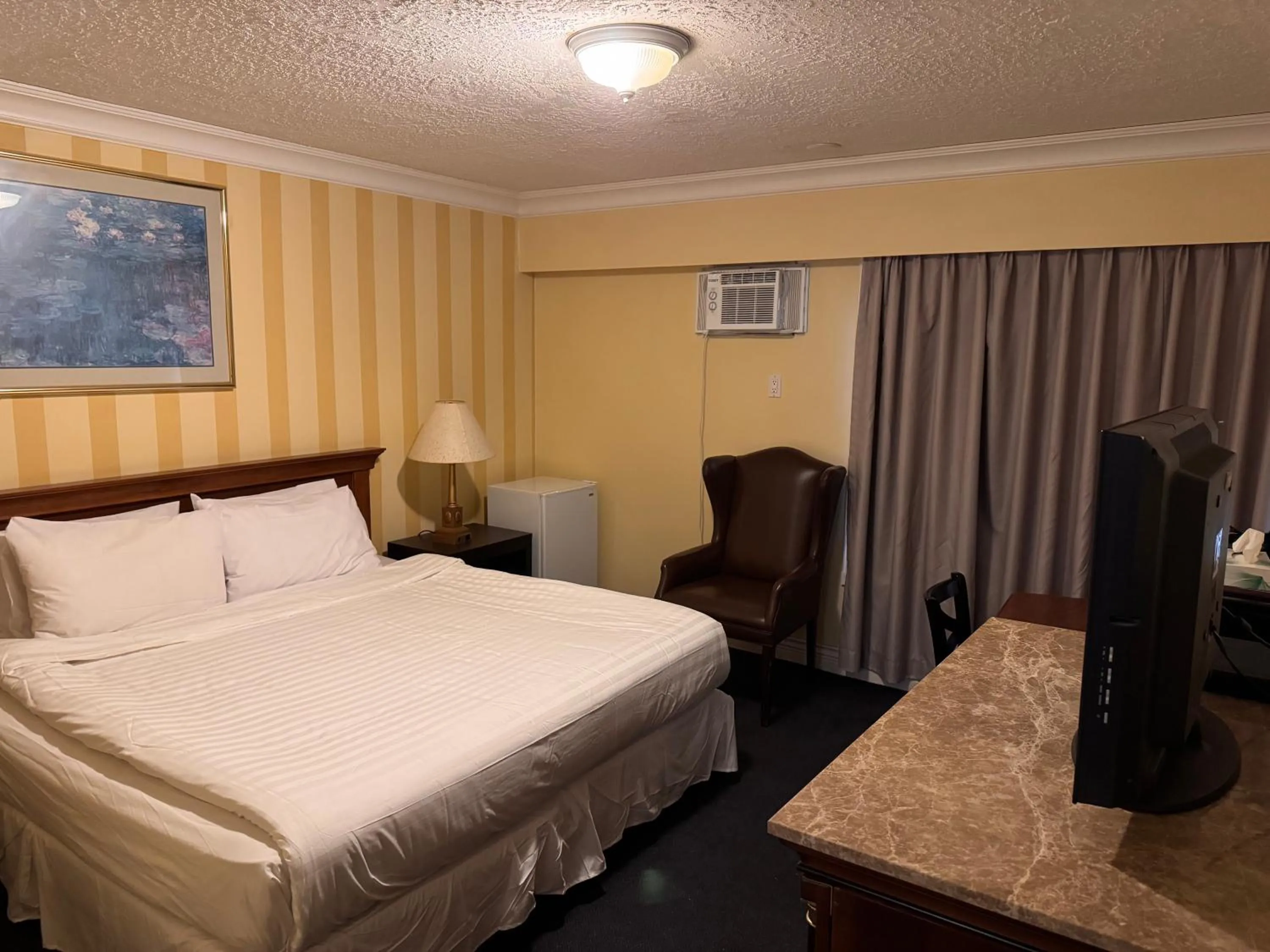 Bedroom, Bed in Island Travel Inn