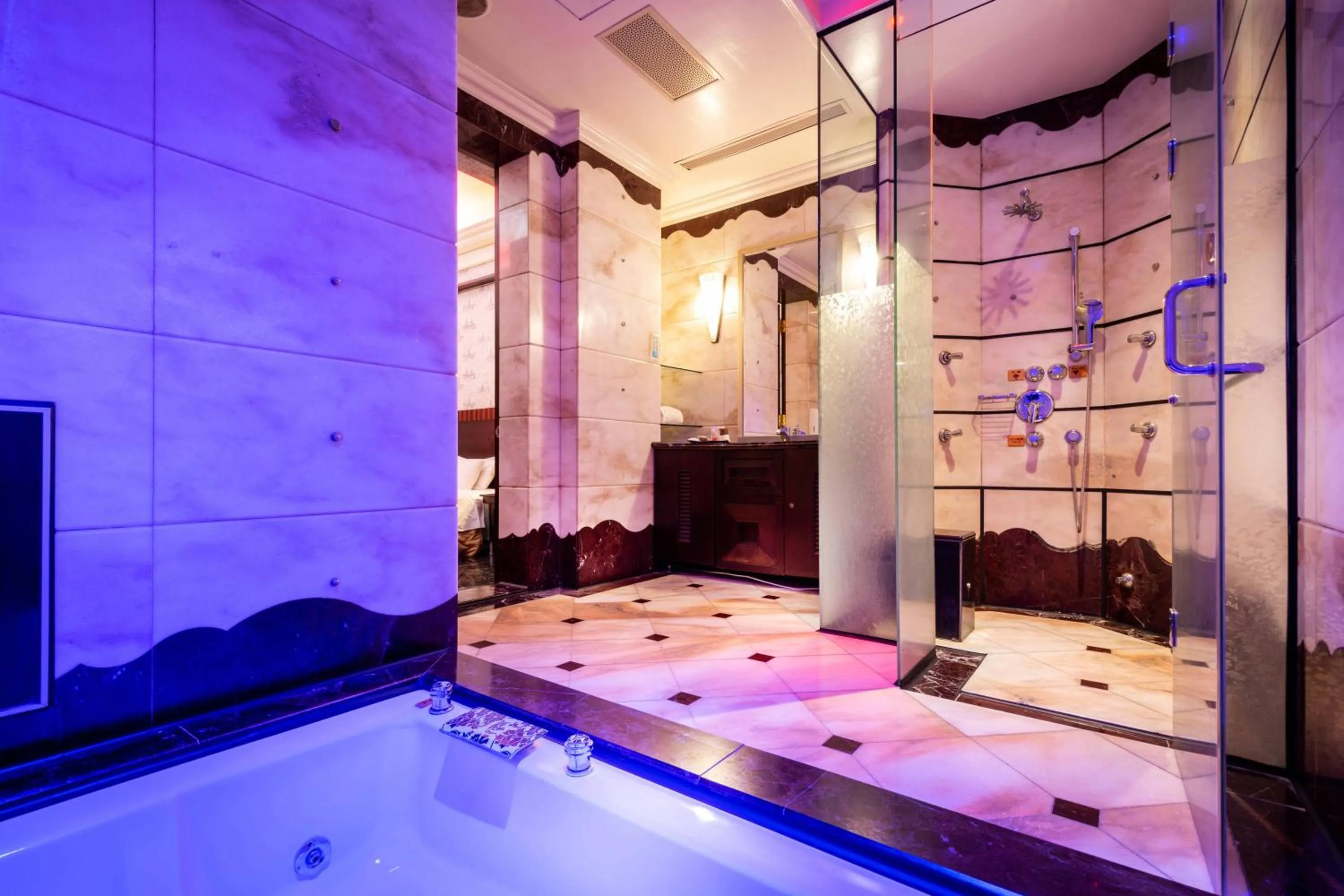 Bathroom, Bed in 國妃鷹堡時尚健康館King & Princess Motel