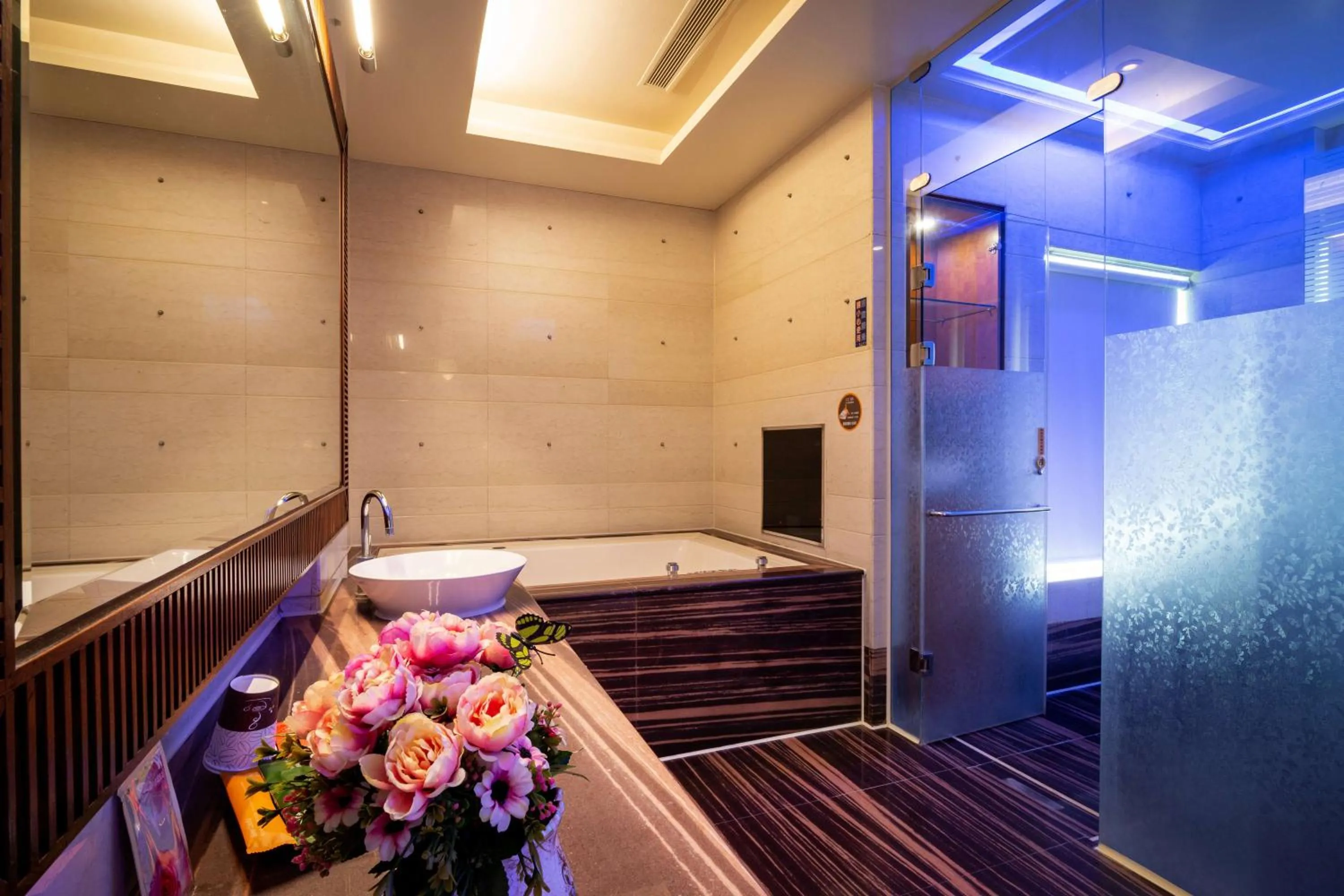 Bath, Bed in 國妃鷹堡時尚健康館King & Princess Motel