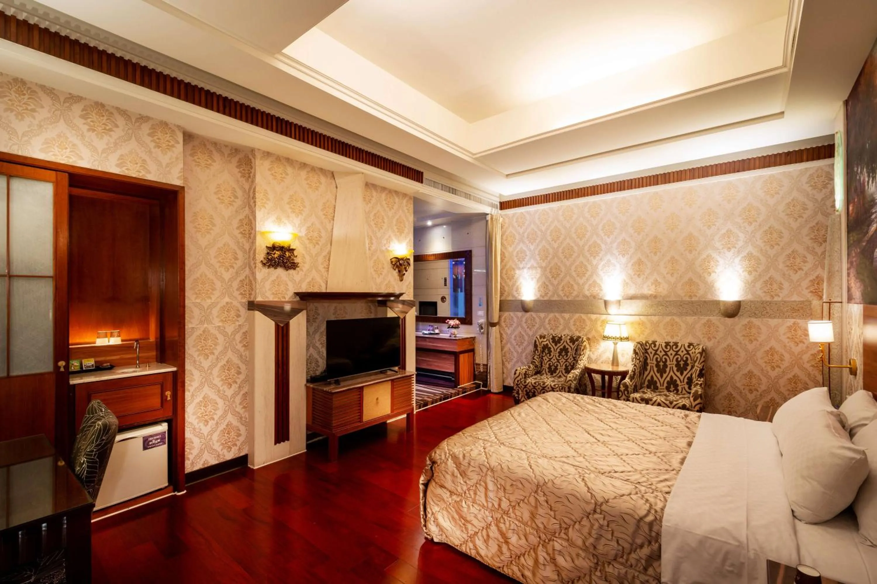 Photo of the whole room, Bed in 國妃鷹堡時尚健康館King & Princess Motel