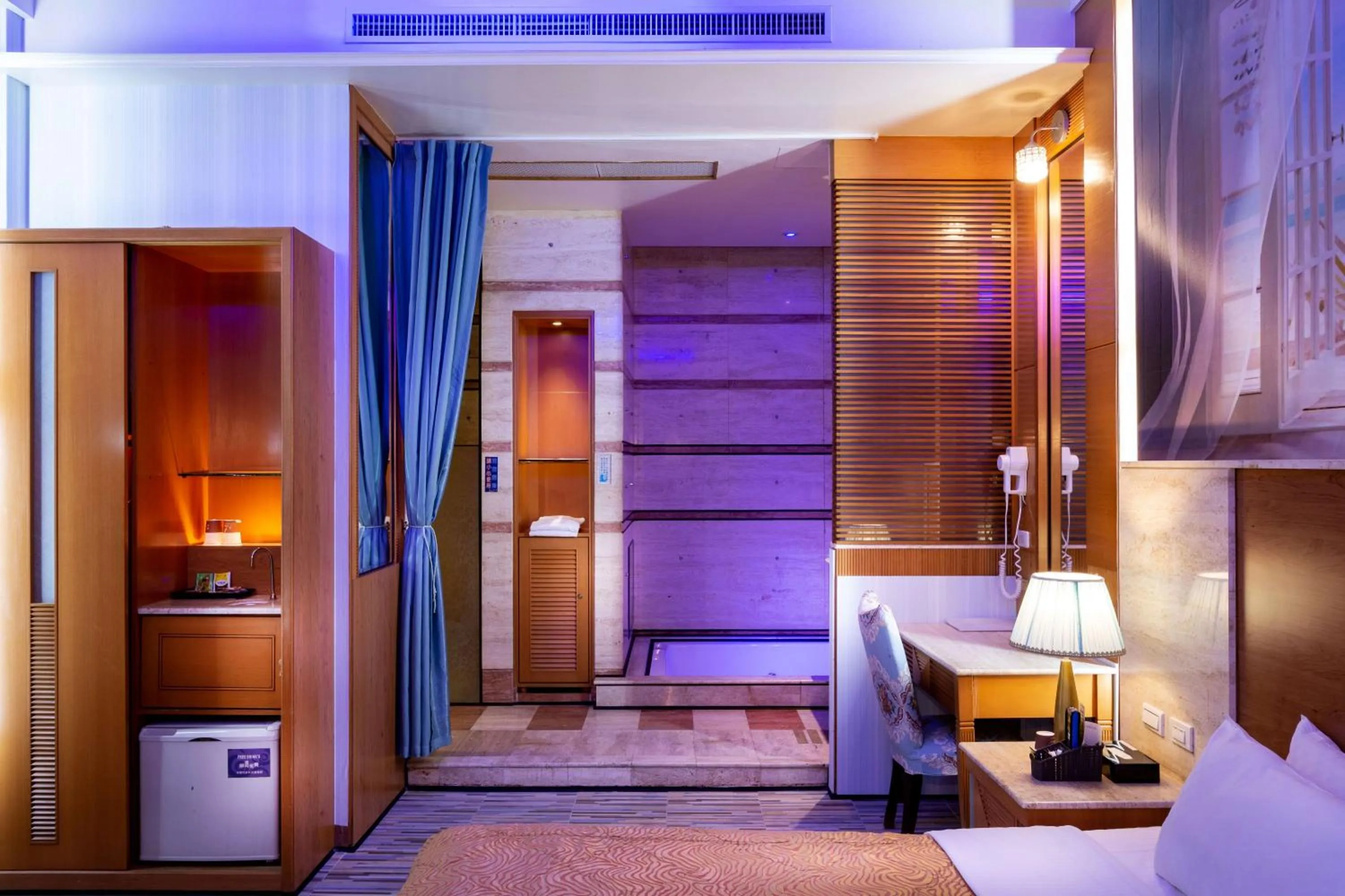 Bathroom, Bed in 國妃鷹堡時尚健康館King & Princess Motel