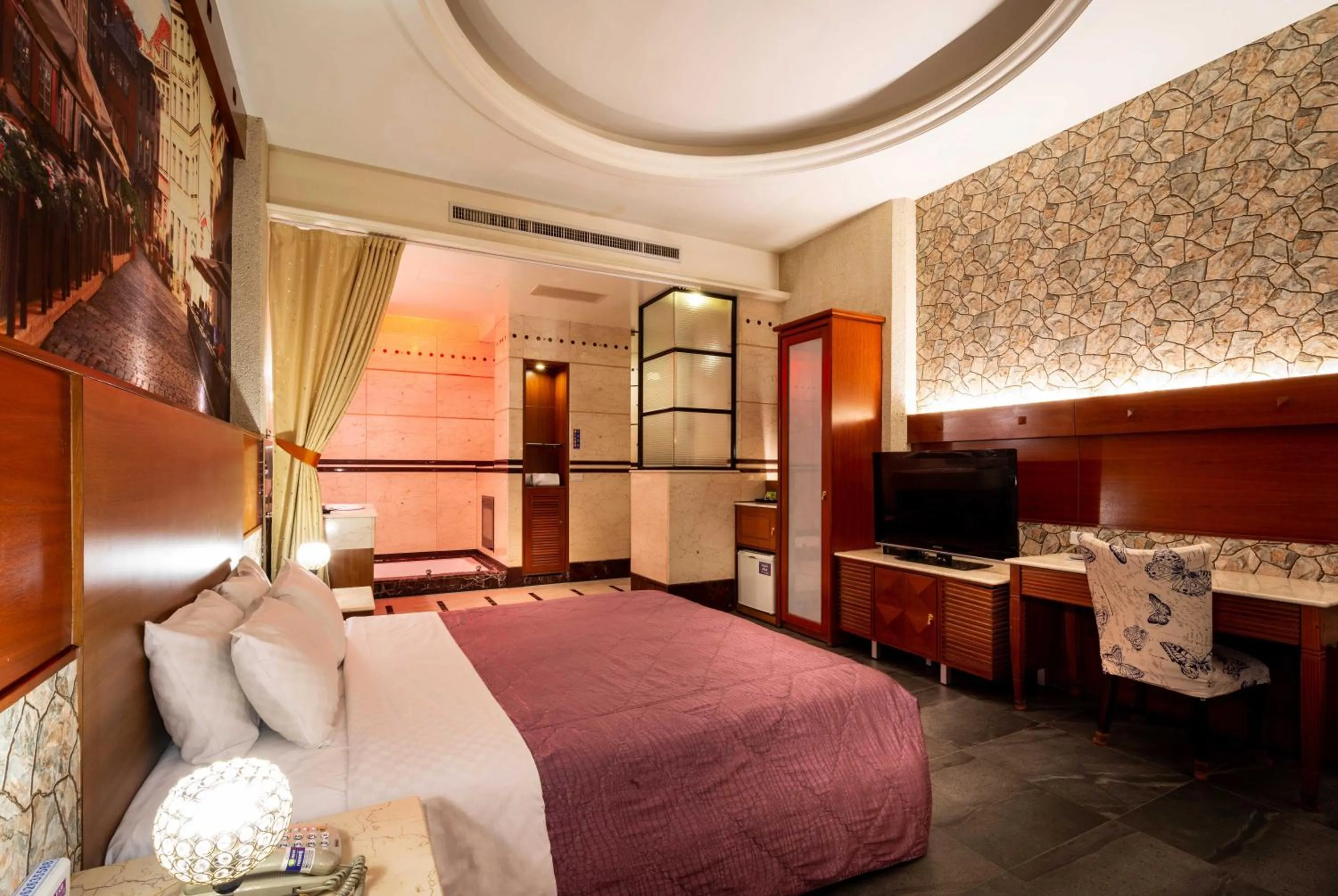 Photo of the whole room, Bed in 國妃鷹堡時尚健康館King & Princess Motel