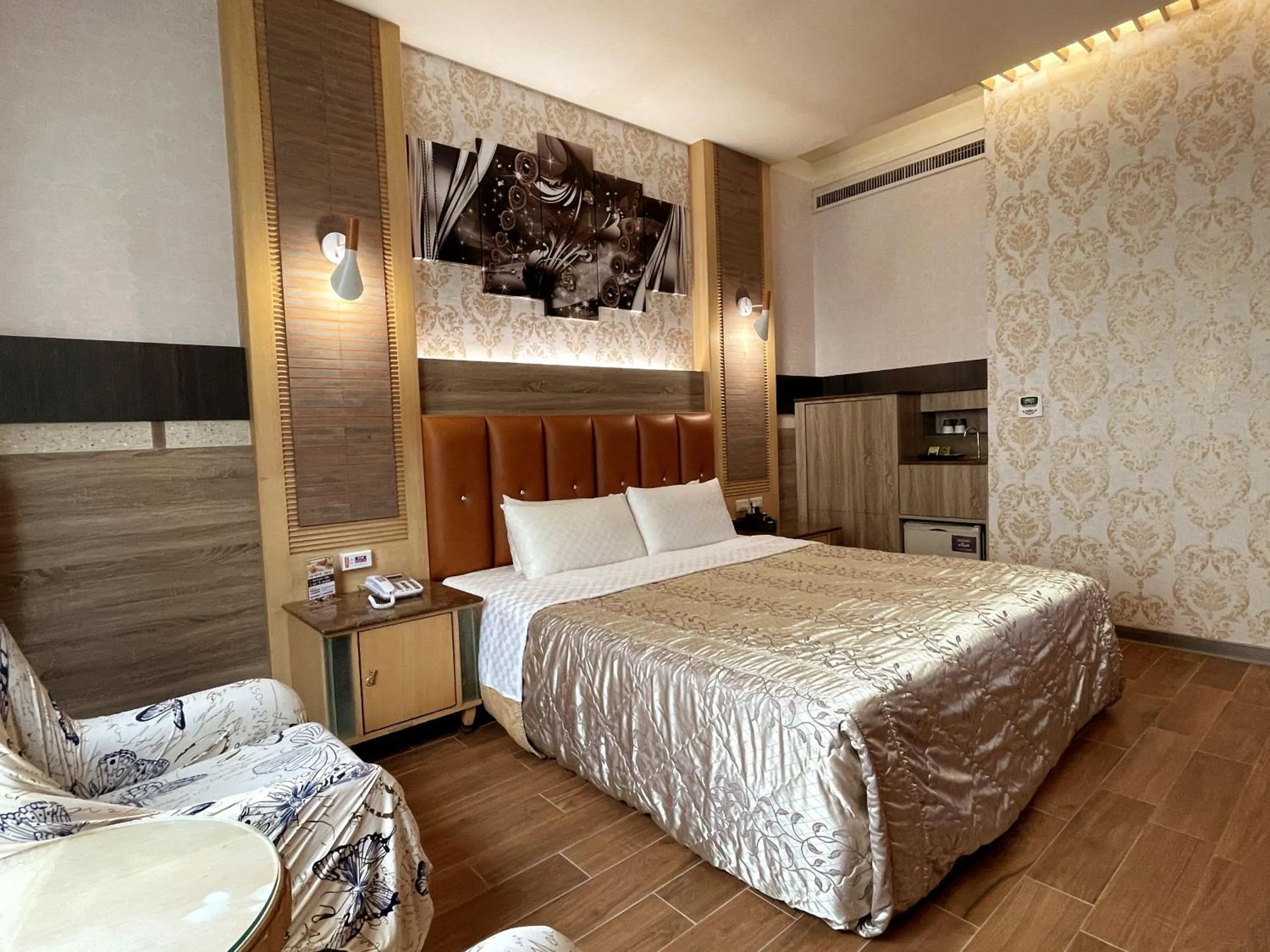 Photo of the whole room, Bed in 國妃鷹堡時尚健康館King & Princess Motel