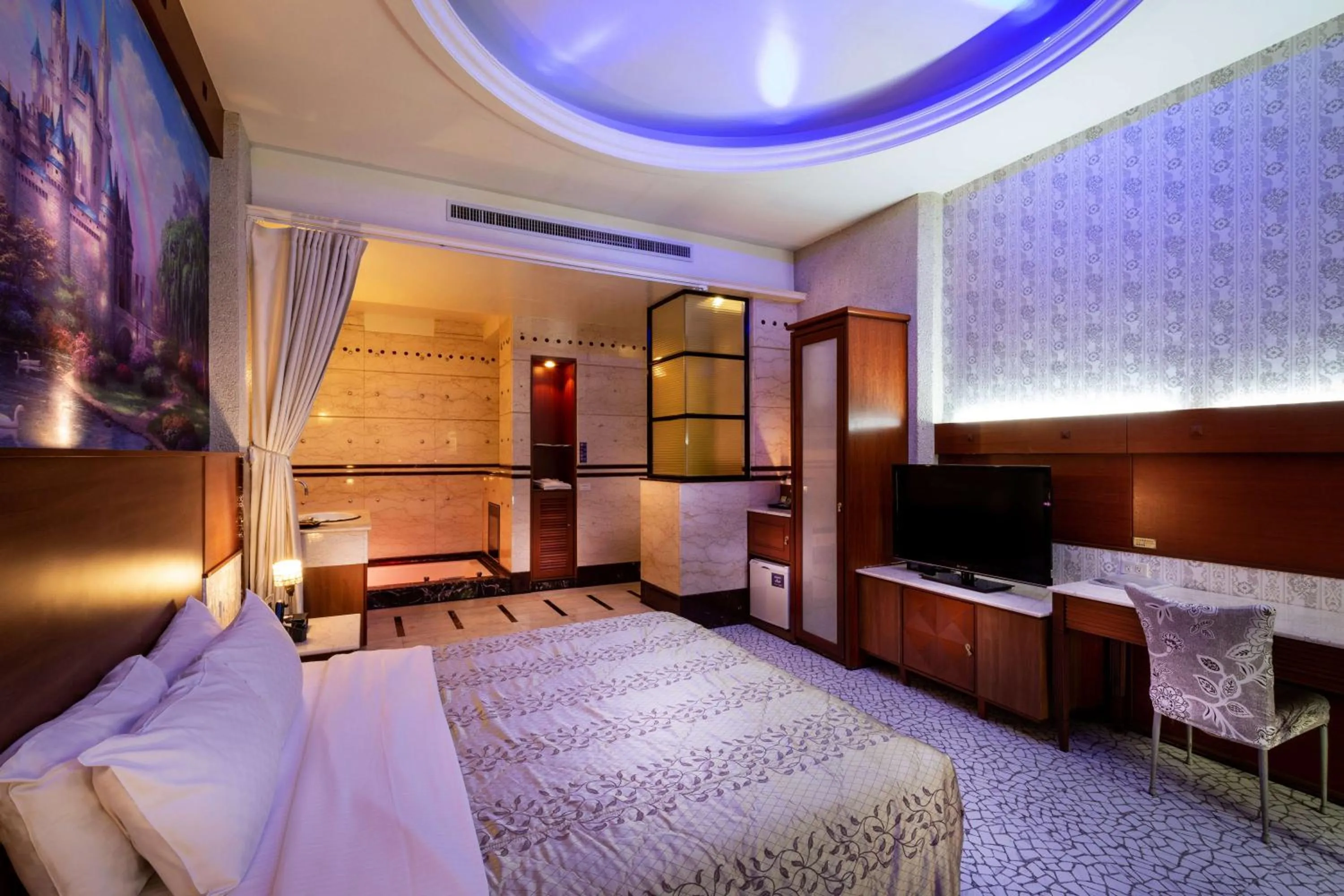 Photo of the whole room, Bed in 國妃鷹堡時尚健康館King & Princess Motel