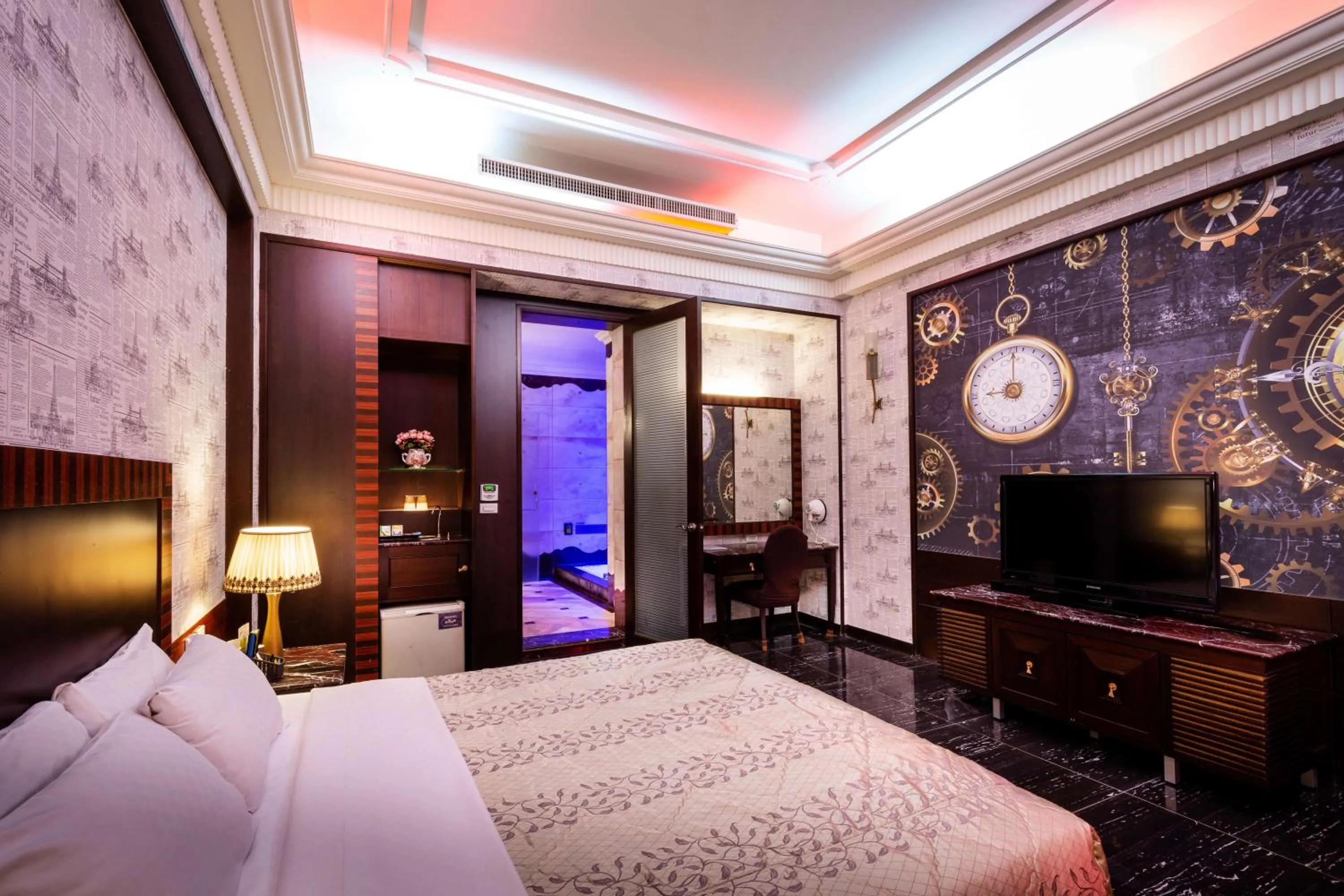 Photo of the whole room, Bed in 國妃鷹堡時尚健康館King & Princess Motel