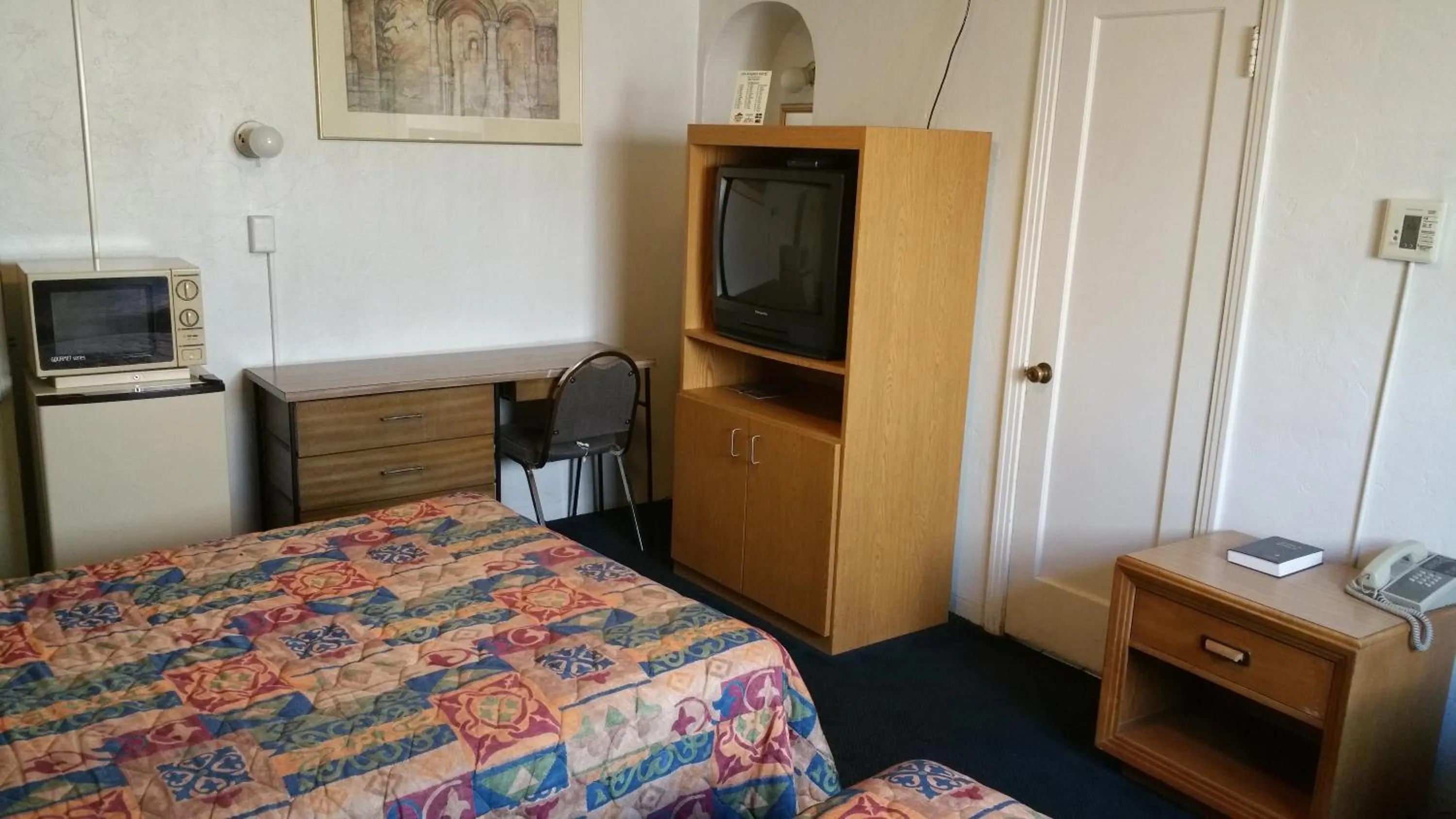 Photo of the whole room, Bed in San Joaquin Motel