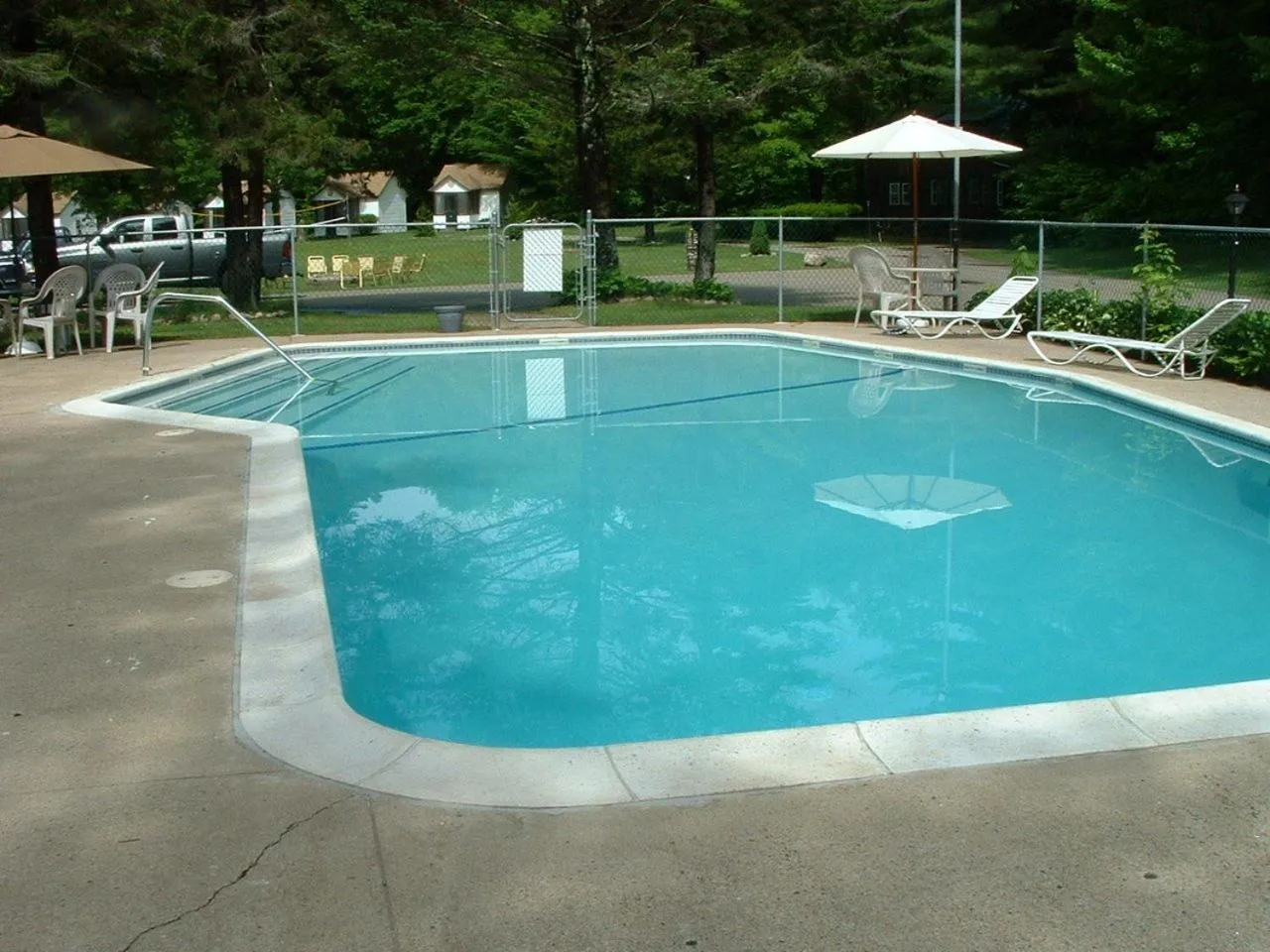 Swimming pool in Profile Motel & Cottages