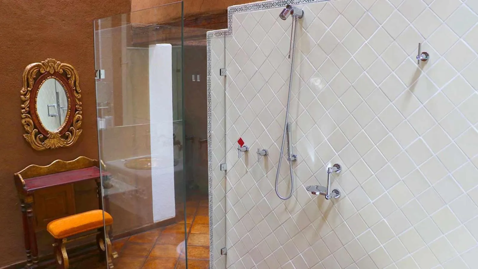 Shower in Hacienda Ucazanaztacua