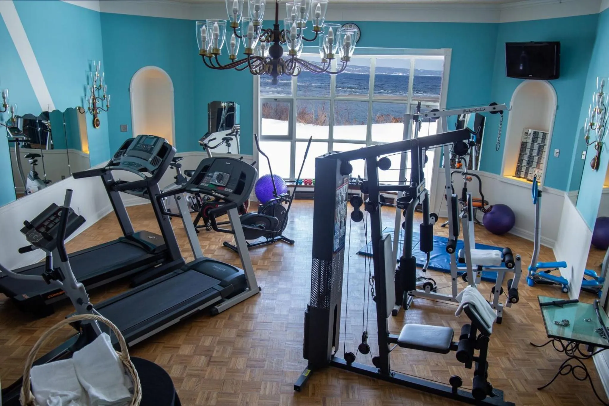 Fitness centre/facilities in Hôtel le Manoir Baie-Comeau
