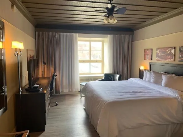 Bed in Hôtel le Manoir Baie-Comeau