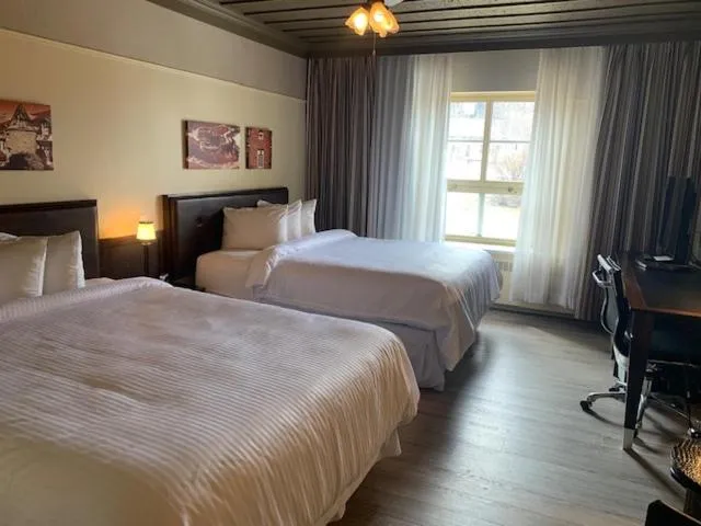 Bed in Hôtel le Manoir Baie-Comeau