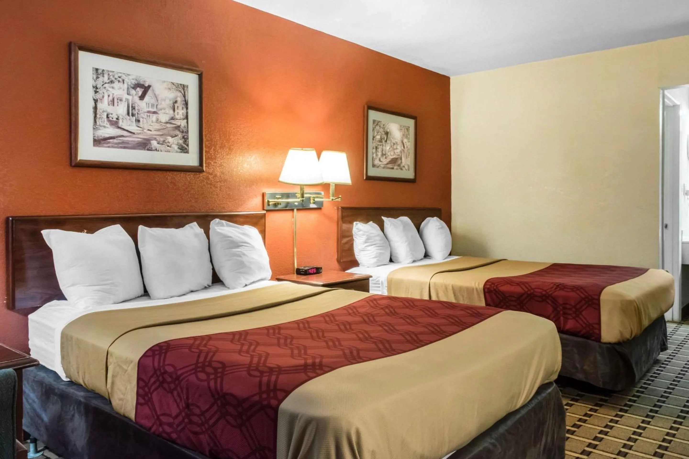 Photo of the whole room, Bed in Econo Lodge Carlisle Central