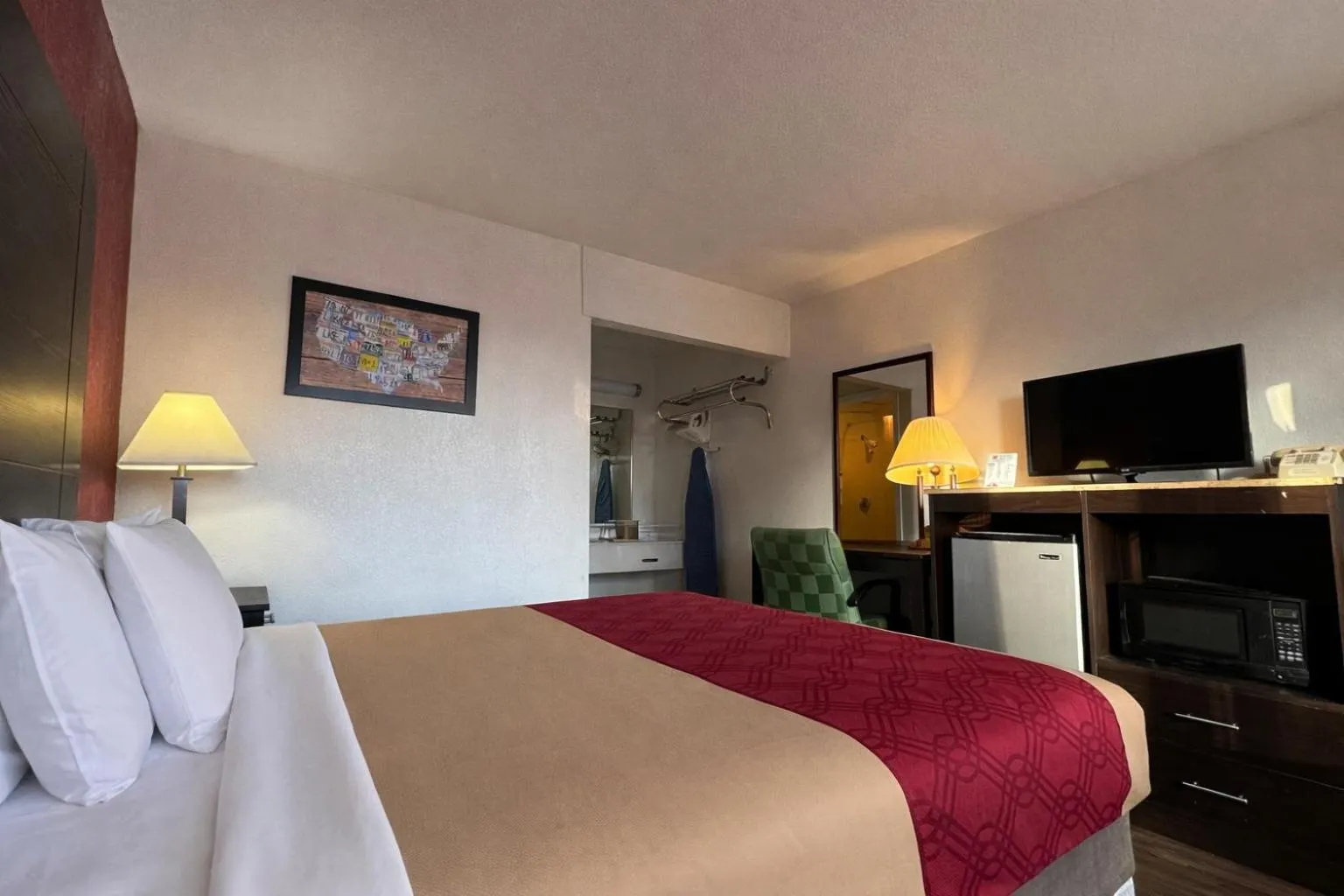 Bed in Econo Lodge Carlisle