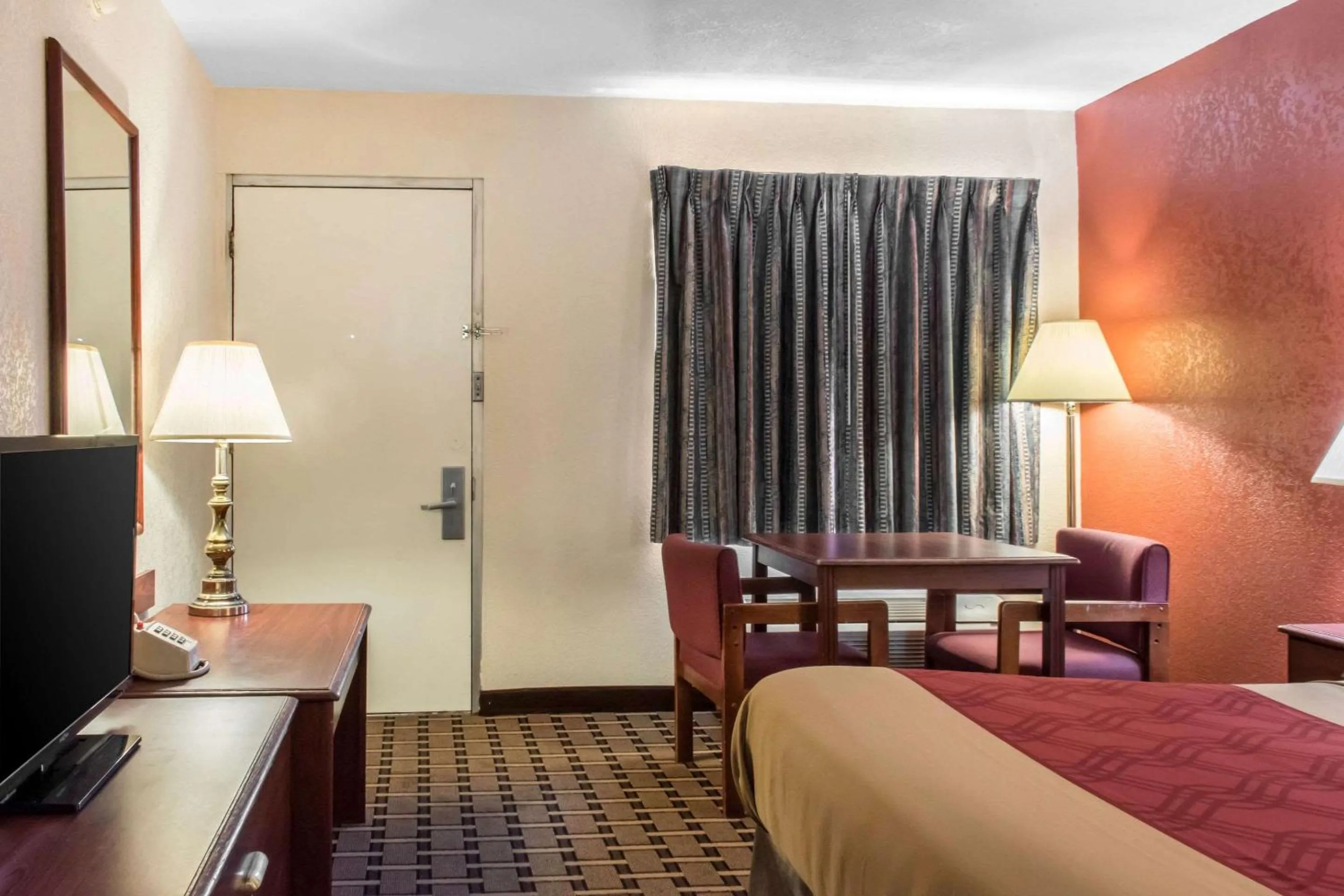 Photo of the whole room, Bed in Econo Lodge Carlisle Central