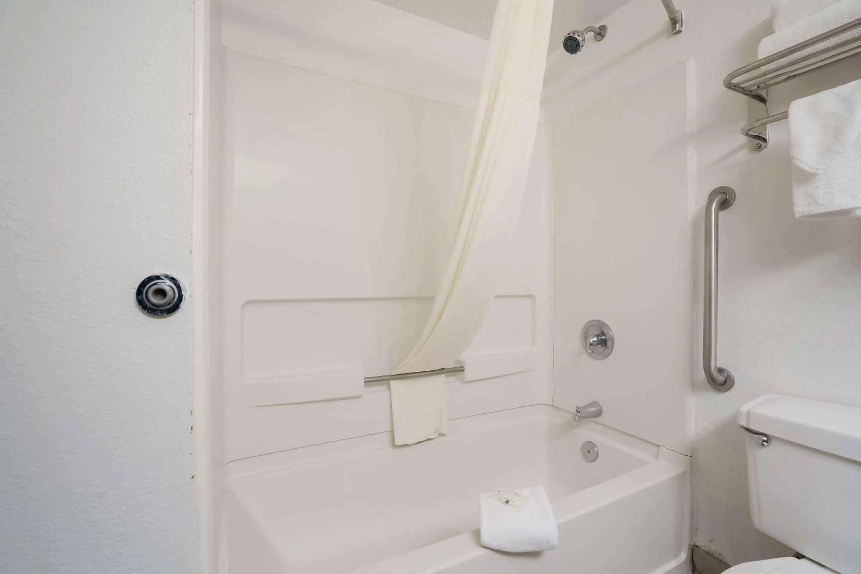 Bedroom in Quality Inn Jacksonville near Camp Lejeune