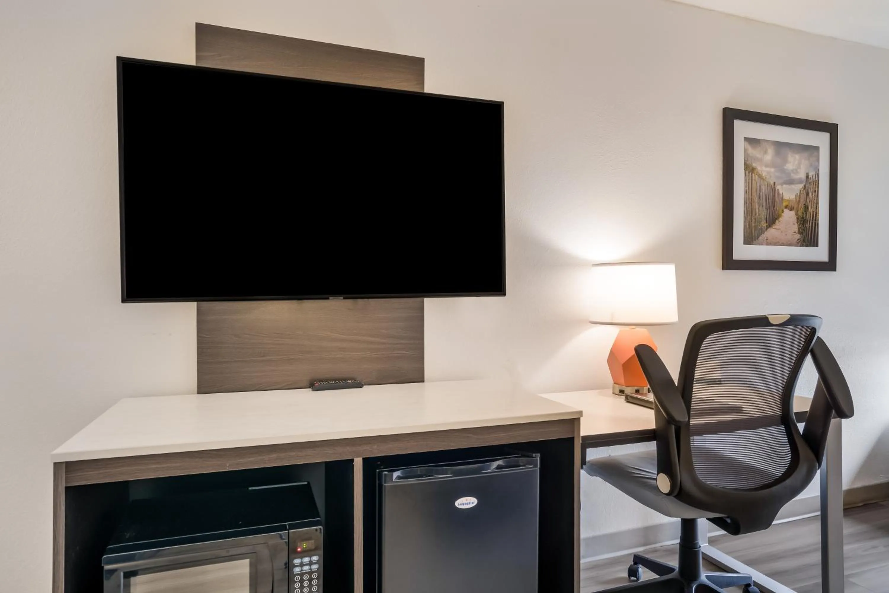 TV and multimedia in Quality Inn Jacksonville near Camp Lejeune