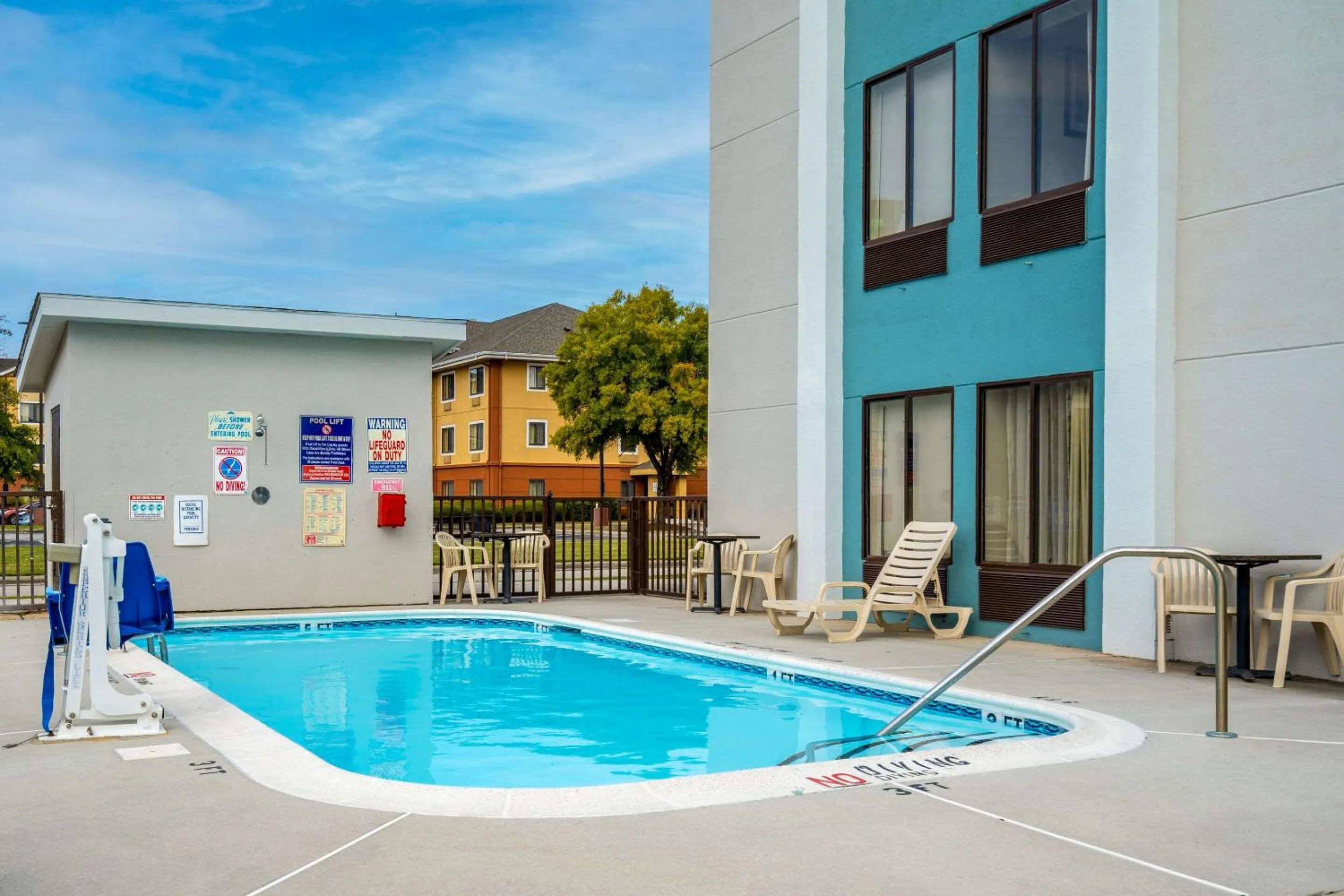 Swimming pool in Quality Inn Jacksonville near Camp Lejeune
