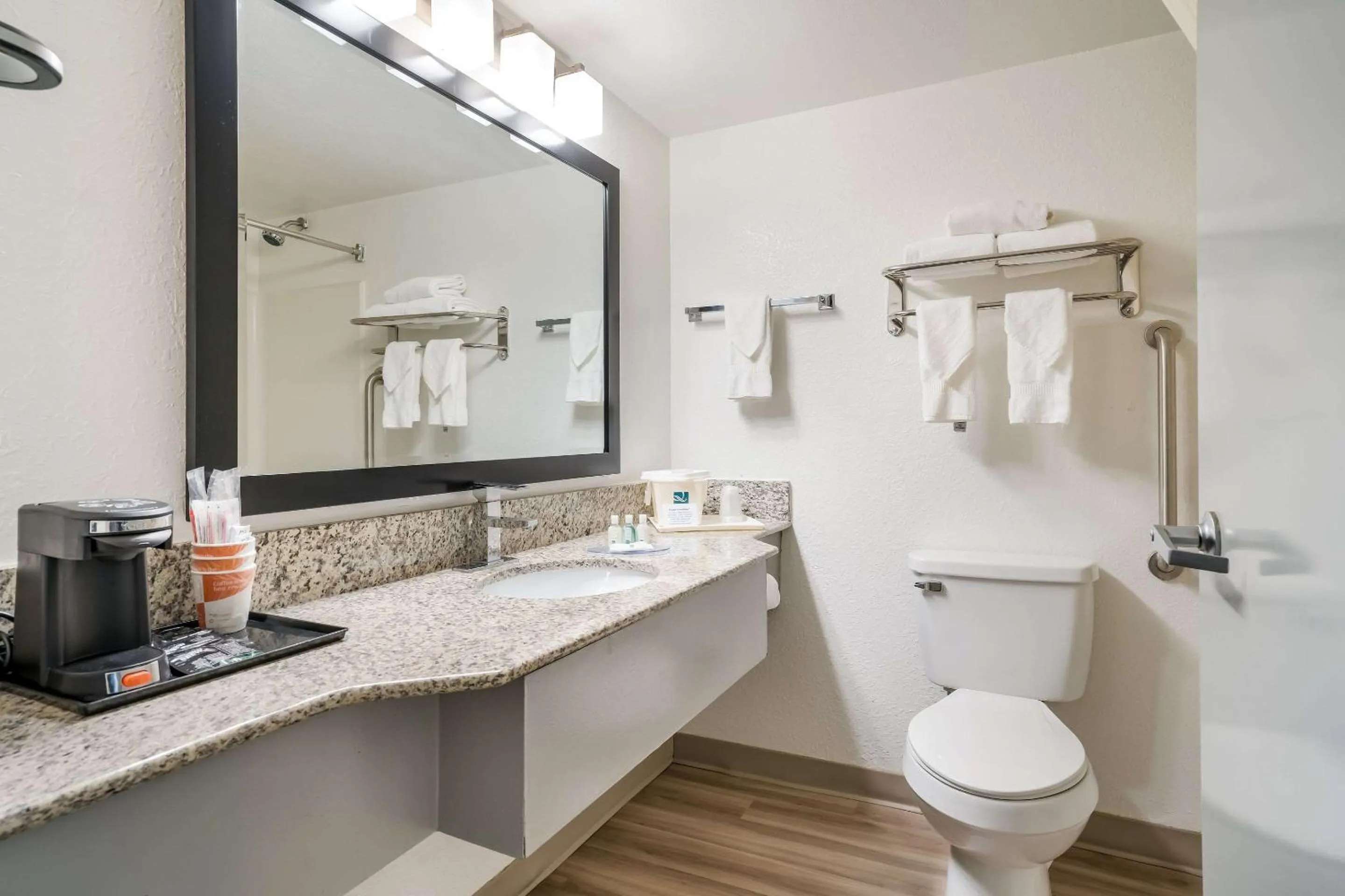 Bedroom in Quality Inn Jacksonville near Camp Lejeune