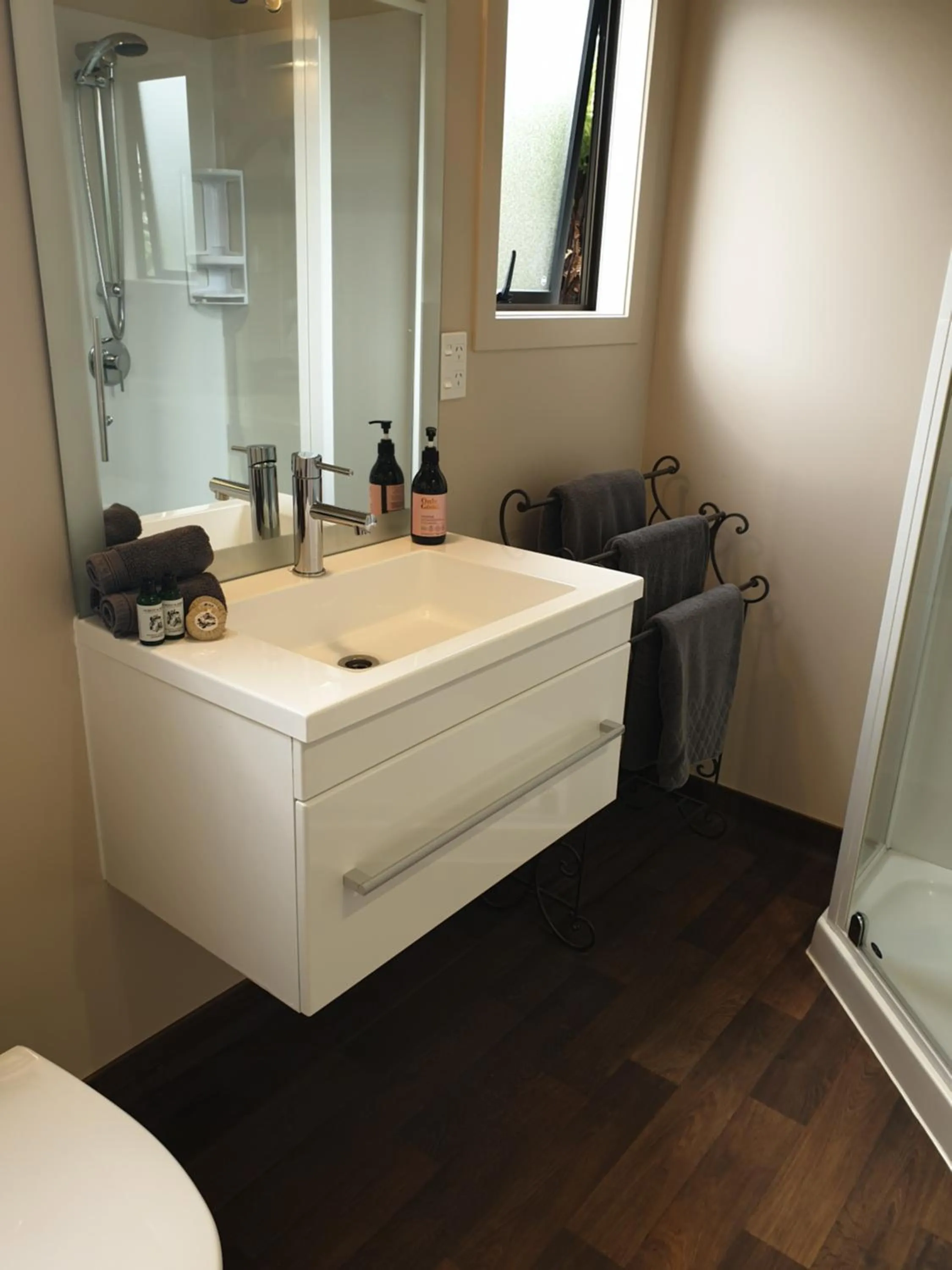 Bathroom in Lake Matheson Motel