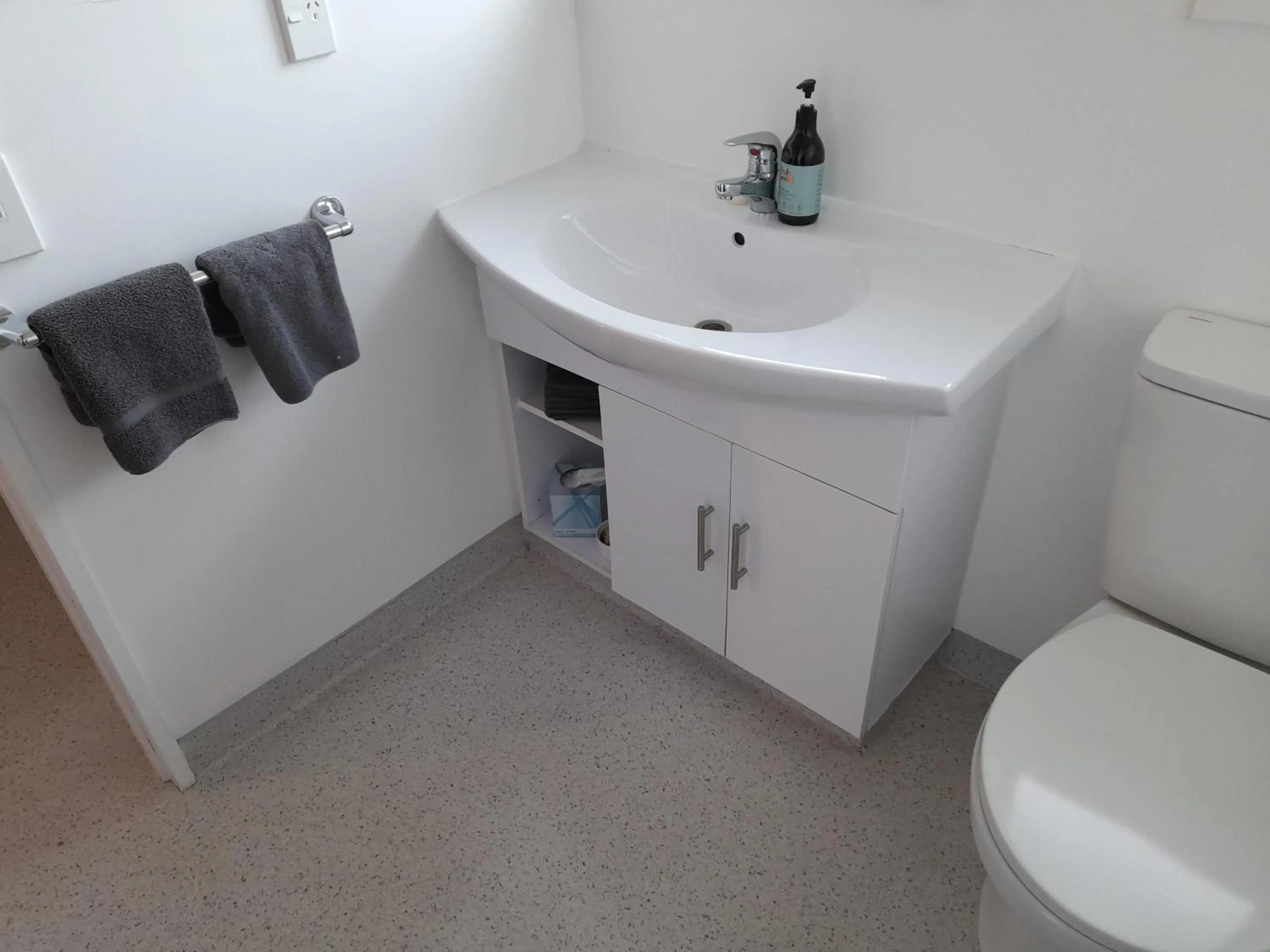 Bathroom in Lake Matheson Motel