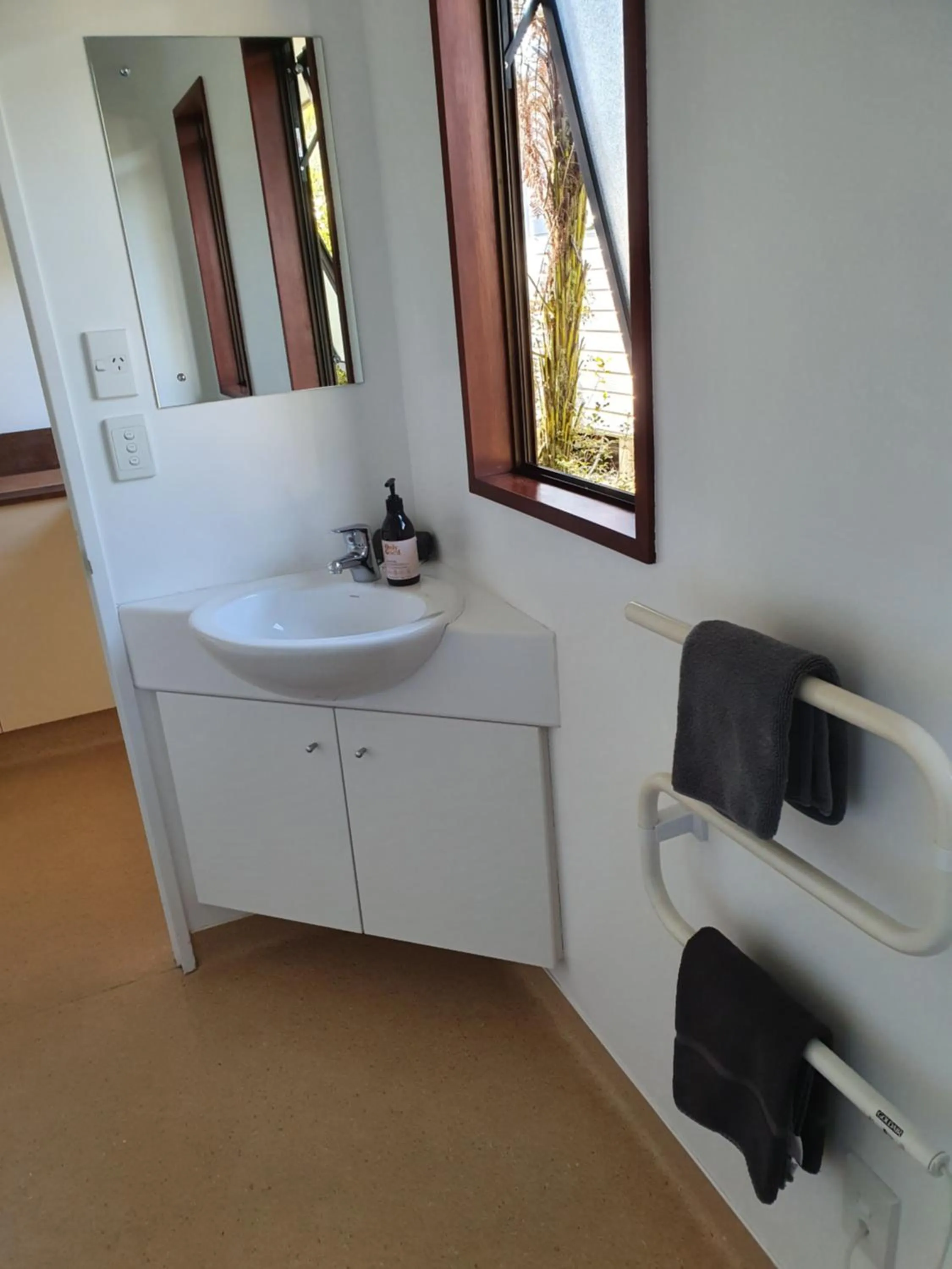 Bathroom in Lake Matheson Motel
