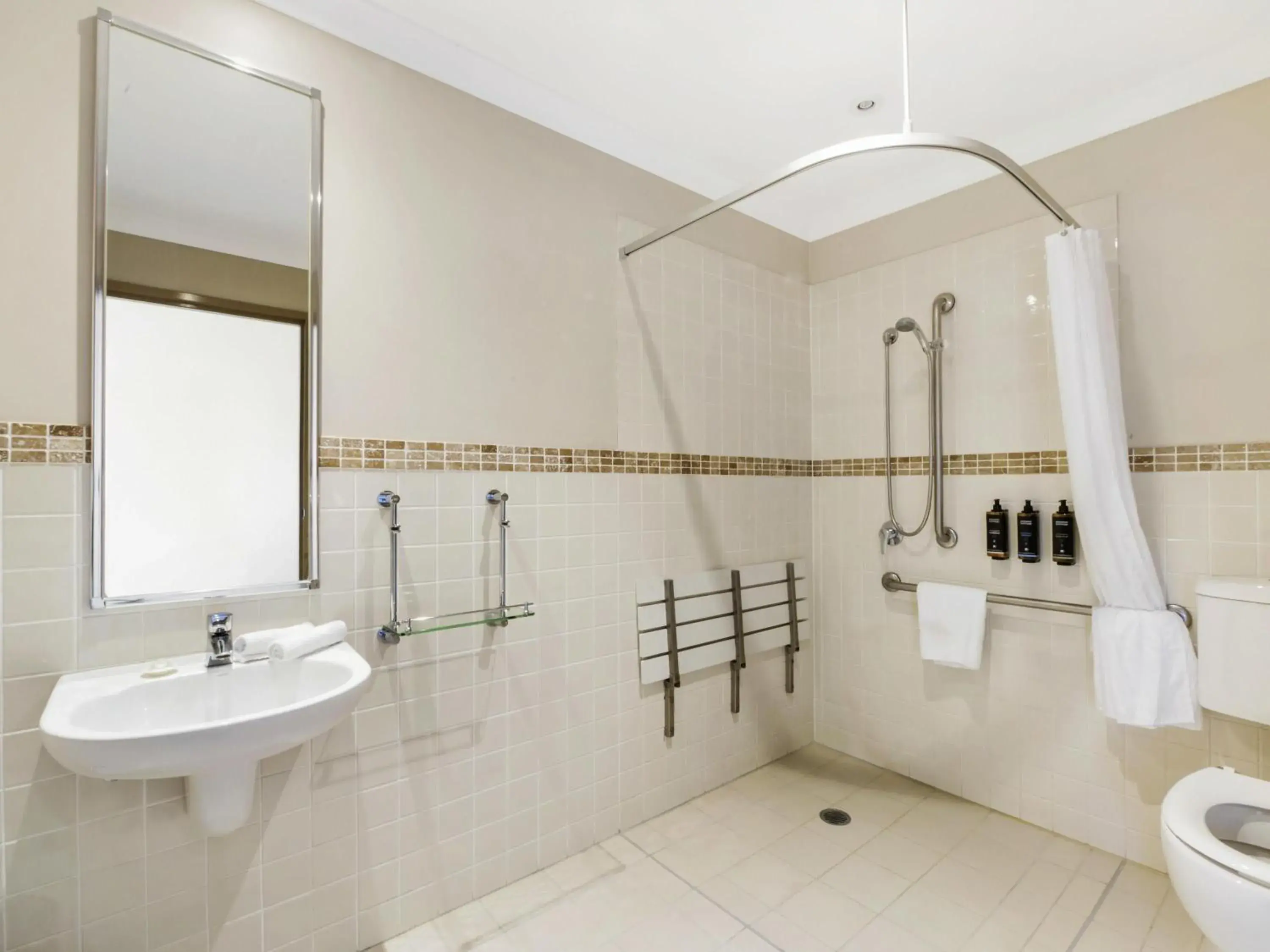 Accessible King Room in Mercure Kooindah Waters Central Coast Accessible King Room in Mercure Kooindah Waters Central Coast