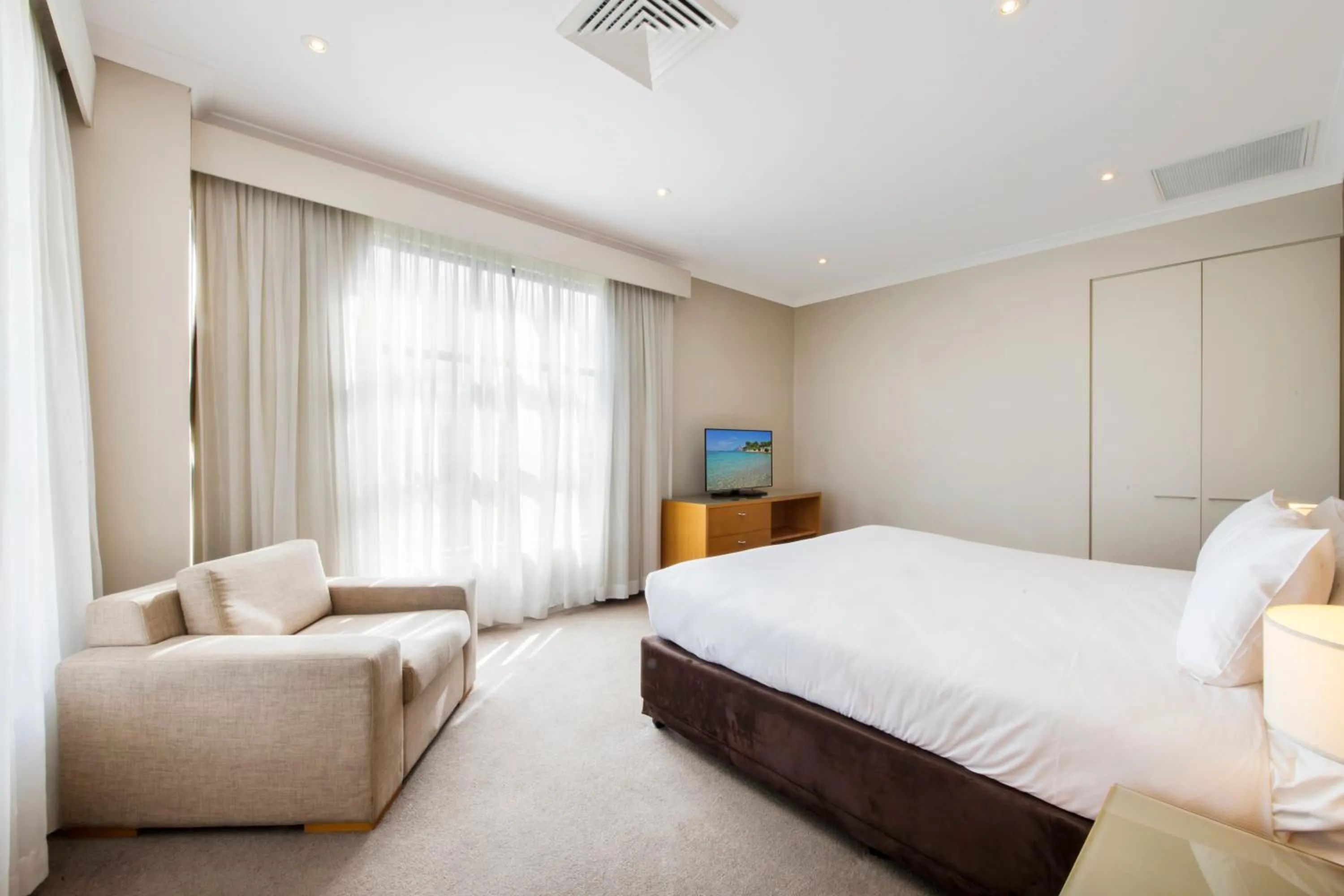 Bed in Mercure Kooindah Waters Central Coast