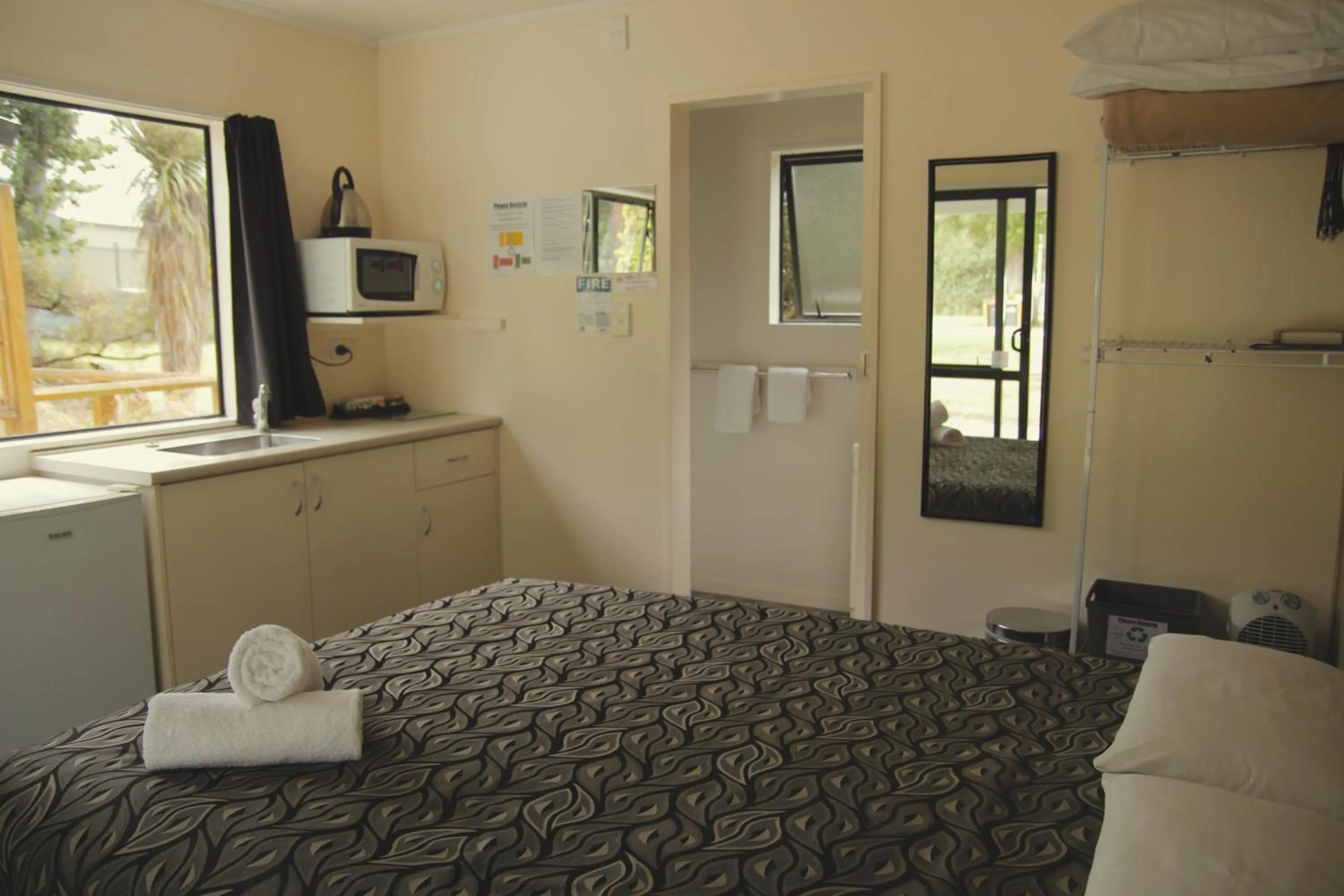 Bathroom, Bed in Geraldine TOP 10 Holiday Park
