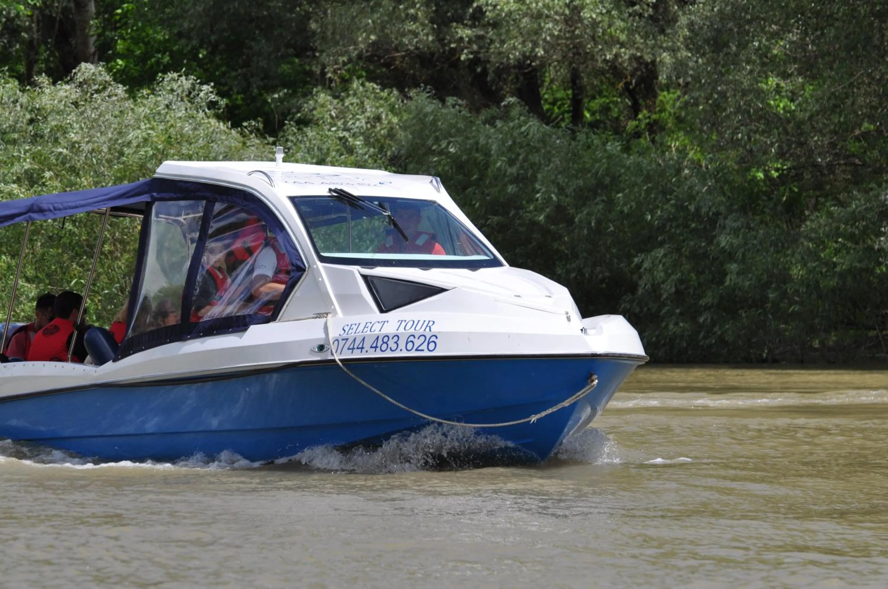 Entertainment in Hotel Select