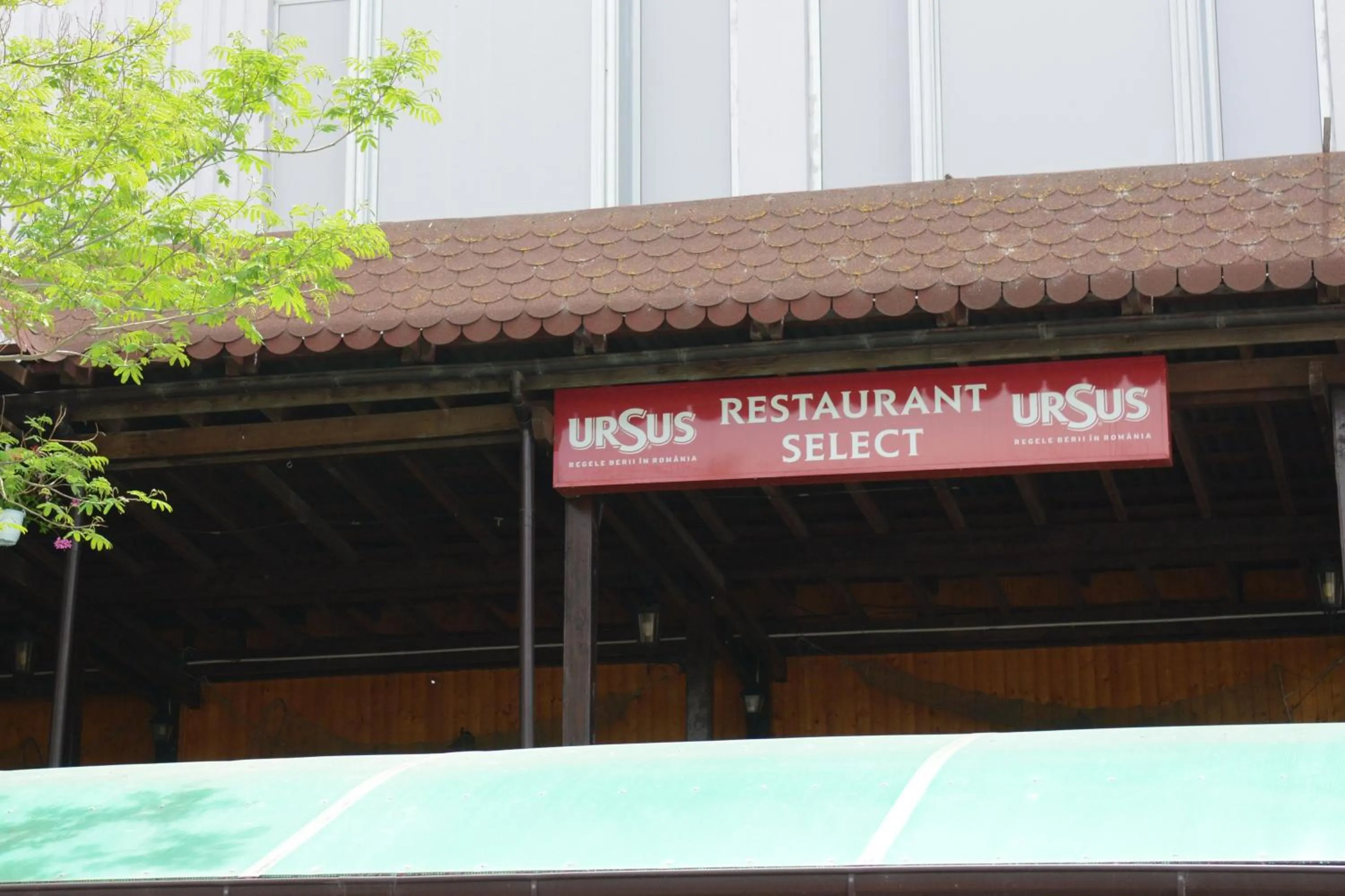 Restaurant/places to eat in Hotel Select