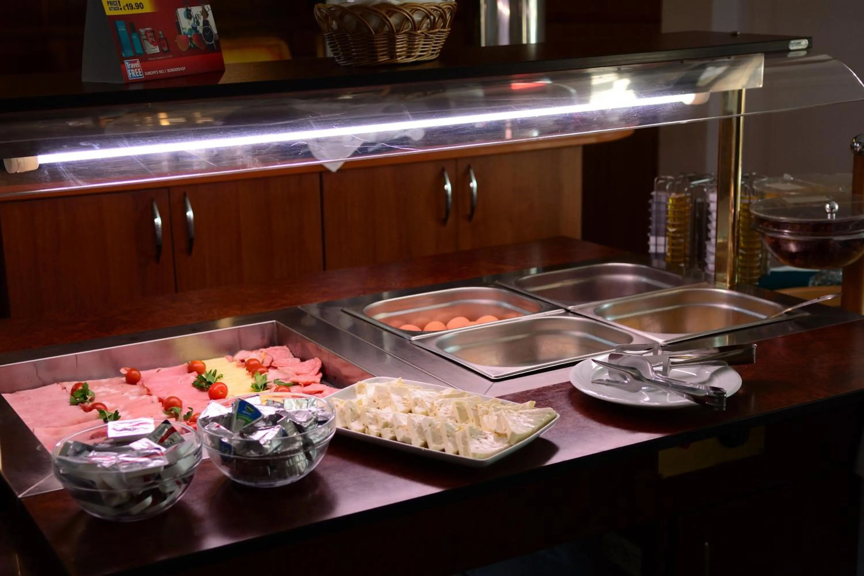 Restaurant/places to eat in Hotel Select