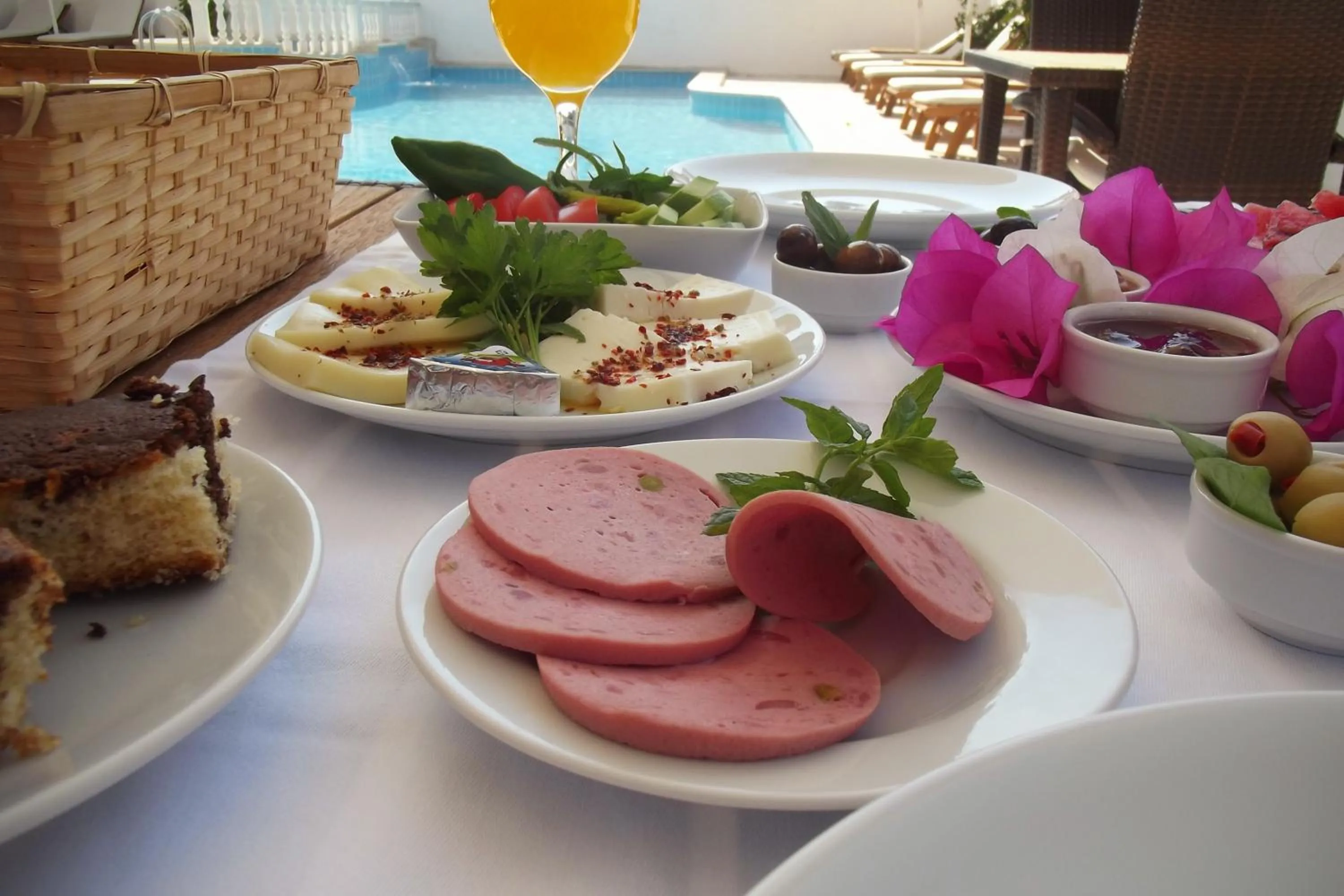 Restaurant/places to eat in Carikci Hotel