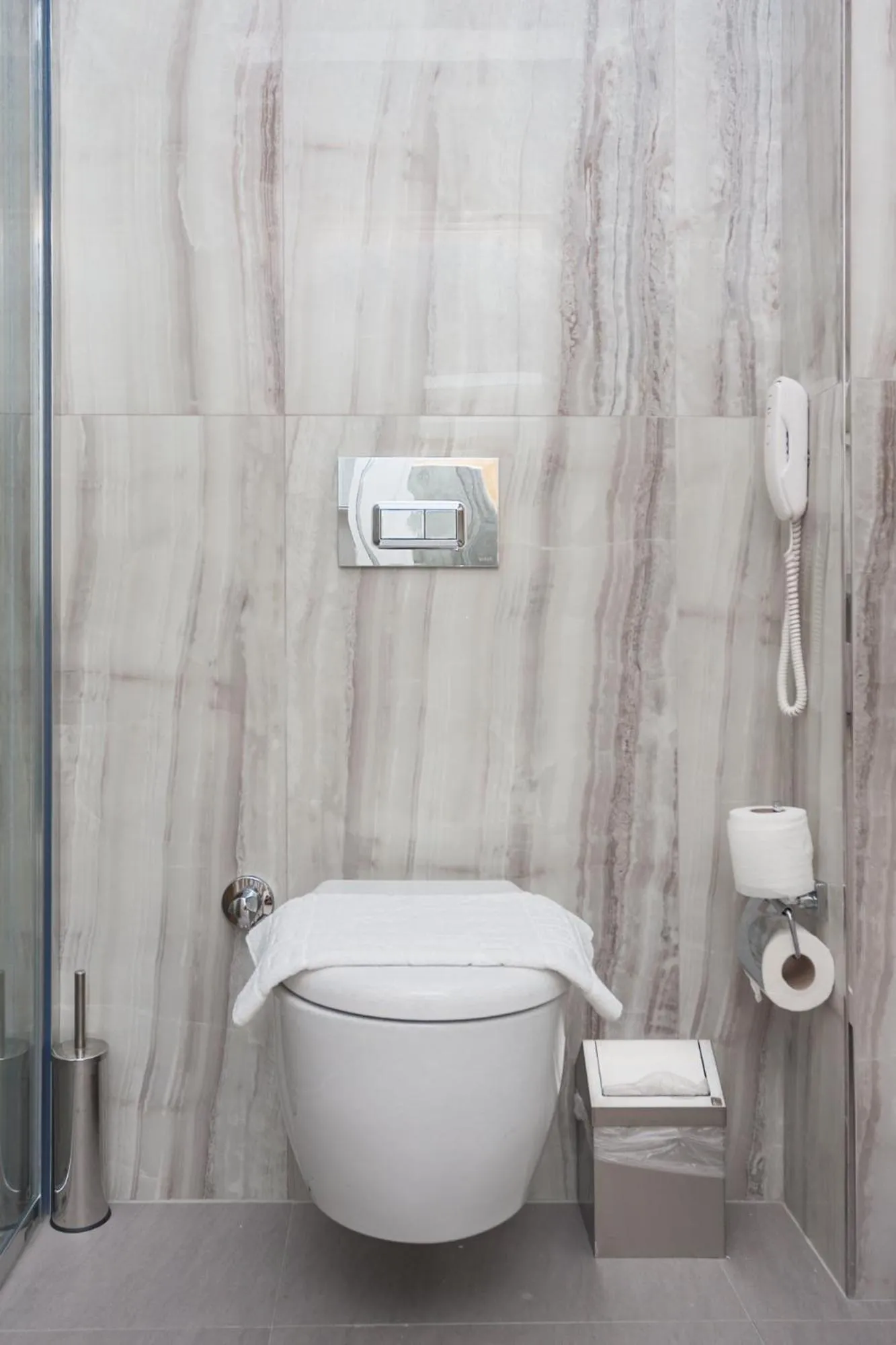 Toilet in Graf Victor Hotel