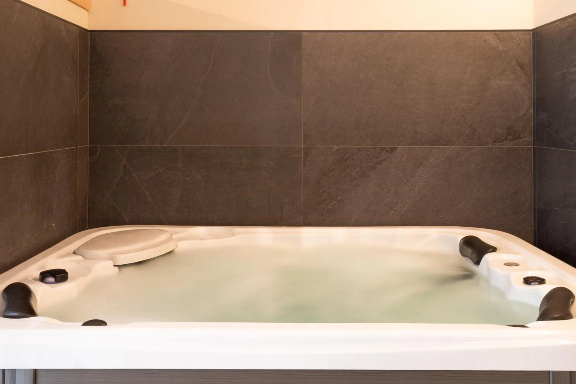 Hot Tub in Le Torri - Castiglione Falletto