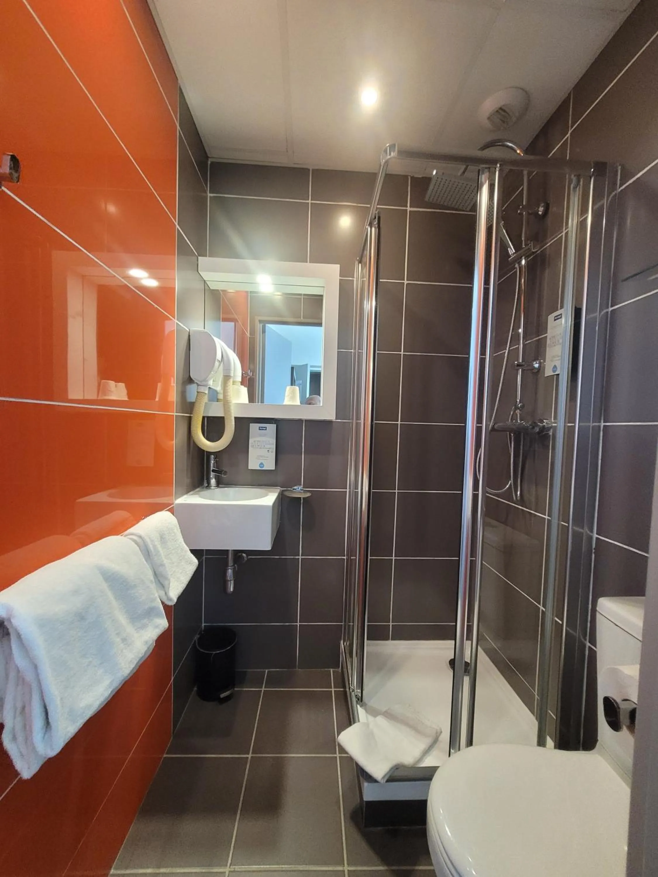 Shower in KYRIAD ORANGE Centre Ville - HOTEL & RESTAURANT & BAR - La Galerie d'Art des Princes - Provence Alpes Côte d'Azur - France - Proche A7-A9 - exit21- Châteauneuf-du-Pape Avignon Bollene Nimes - 24h-24h