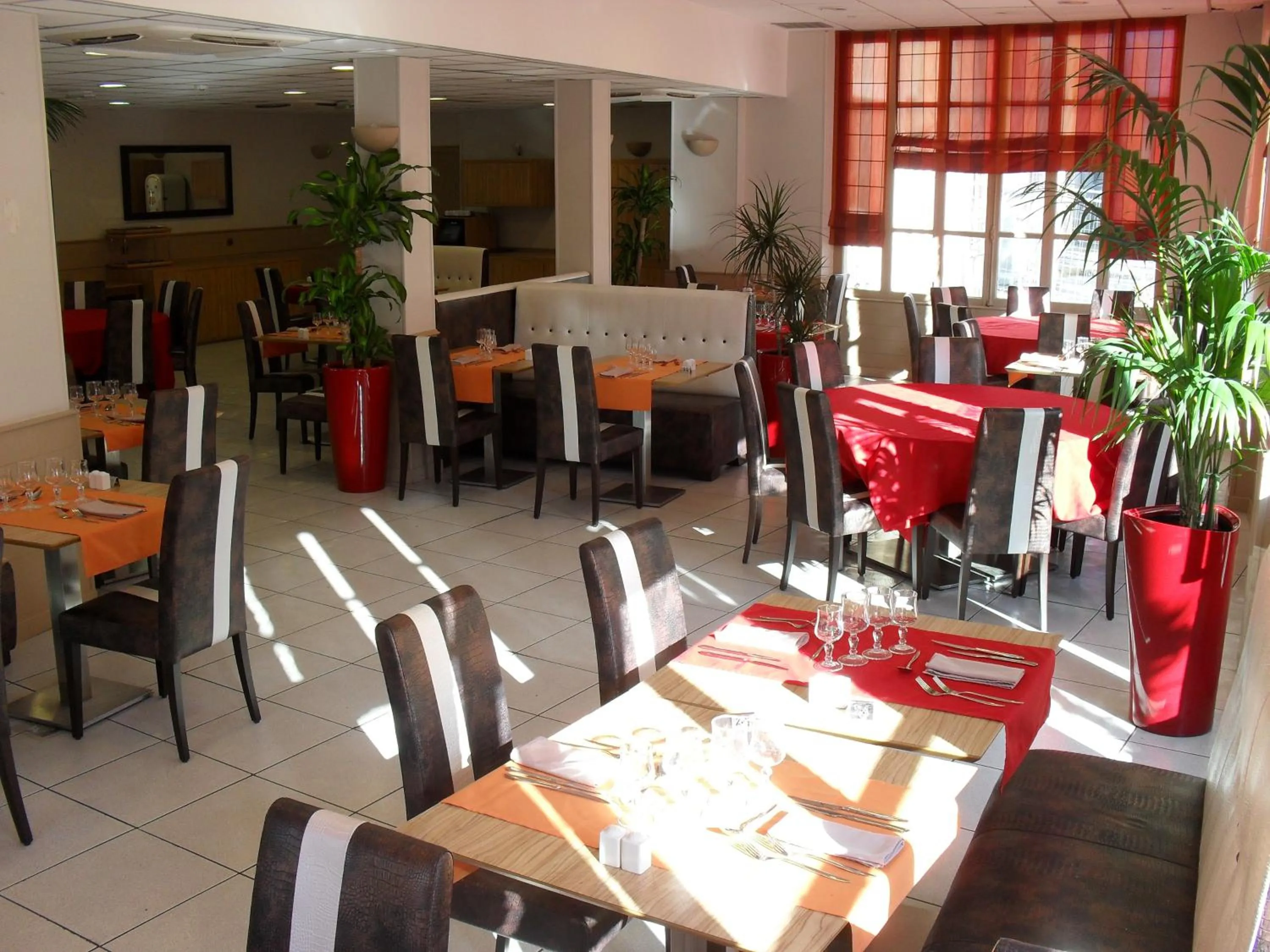 Restaurant/places to eat in KYRIAD ORANGE Centre Ville - HOTEL & RESTAURANT & BAR - La Galerie d'Art des Princes - Provence Alpes Côte d'Azur - France - Proche A7-A9 - exit21- Châteauneuf-du-Pape Avignon Bollene Nimes - 24h-24h