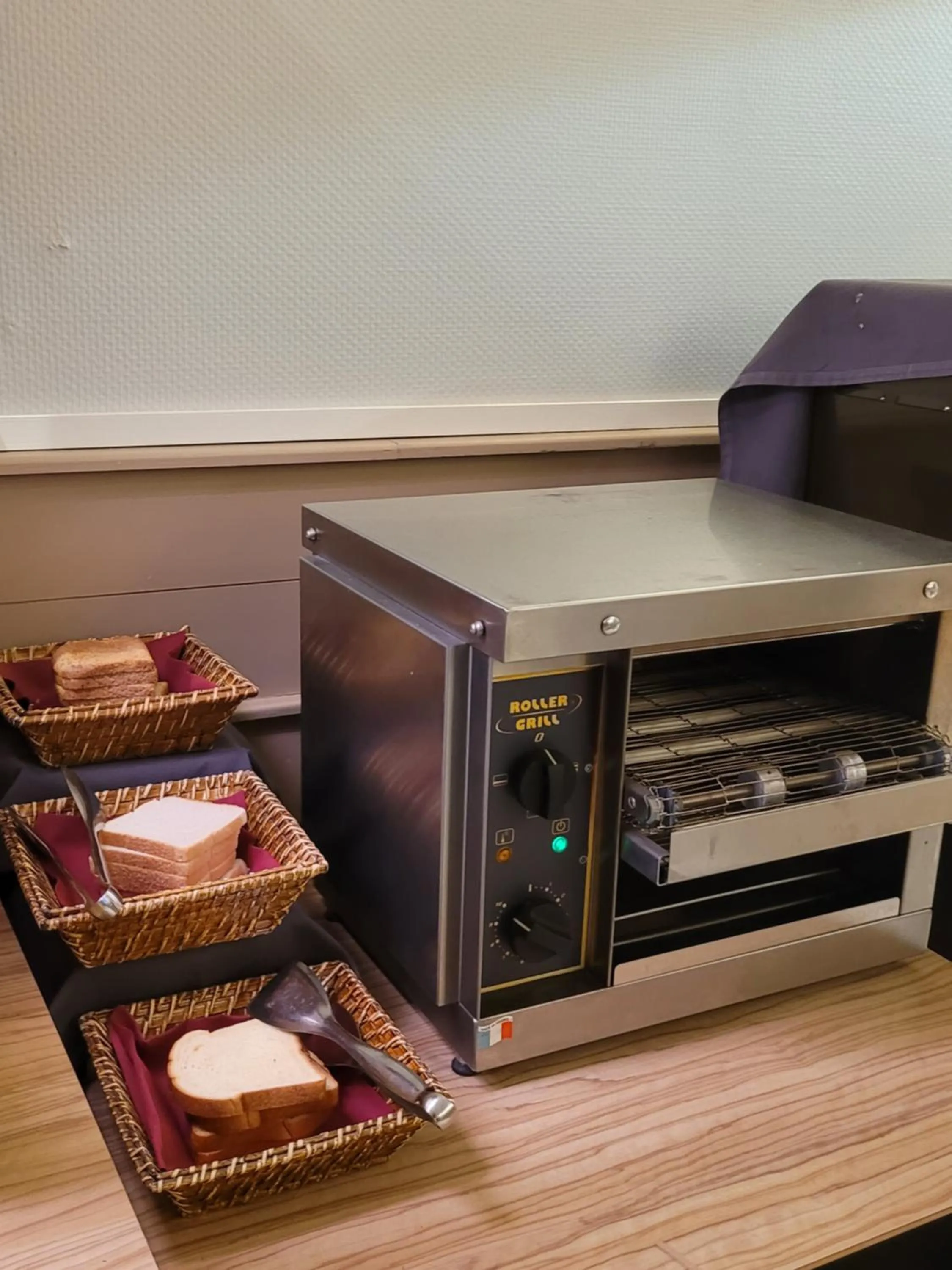 Food and drinks in KYRIAD ORANGE Centre Ville - HOTEL & RESTAURANT & BAR - La Galerie d'Art des Princes - Provence Alpes Côte d'Azur - France - Proche A7-A9 - exit21- Châteauneuf-du-Pape Avignon Bollene Nimes - 24h-24h