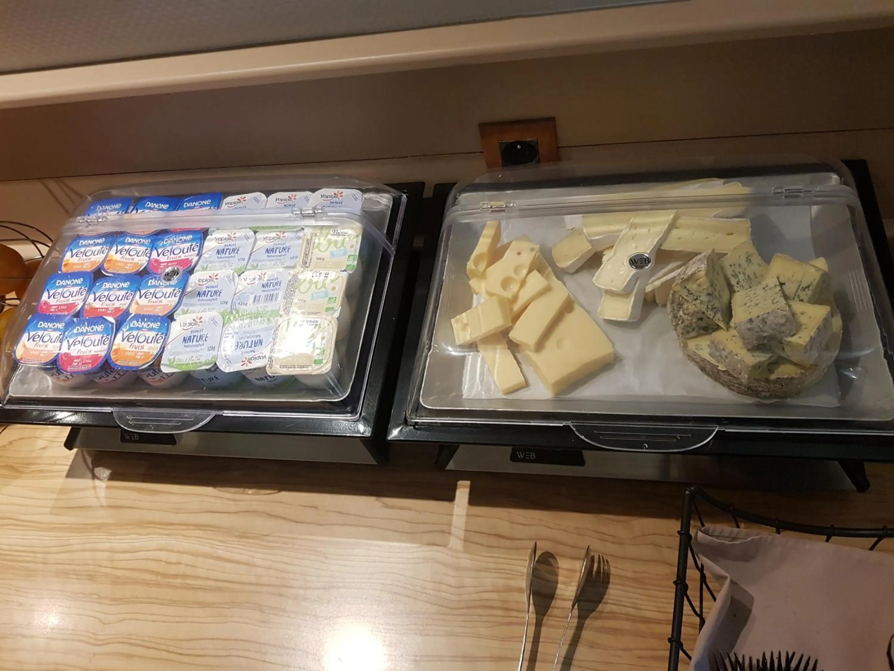 Food and drinks in KYRIAD ORANGE Centre Ville - HOTEL & RESTAURANT & BAR - La Galerie d'Art des Princes - Provence Alpes Côte d'Azur - France - Proche A7-A9 - exit21- Châteauneuf-du-Pape Avignon Bollene Nimes - 24h-24h